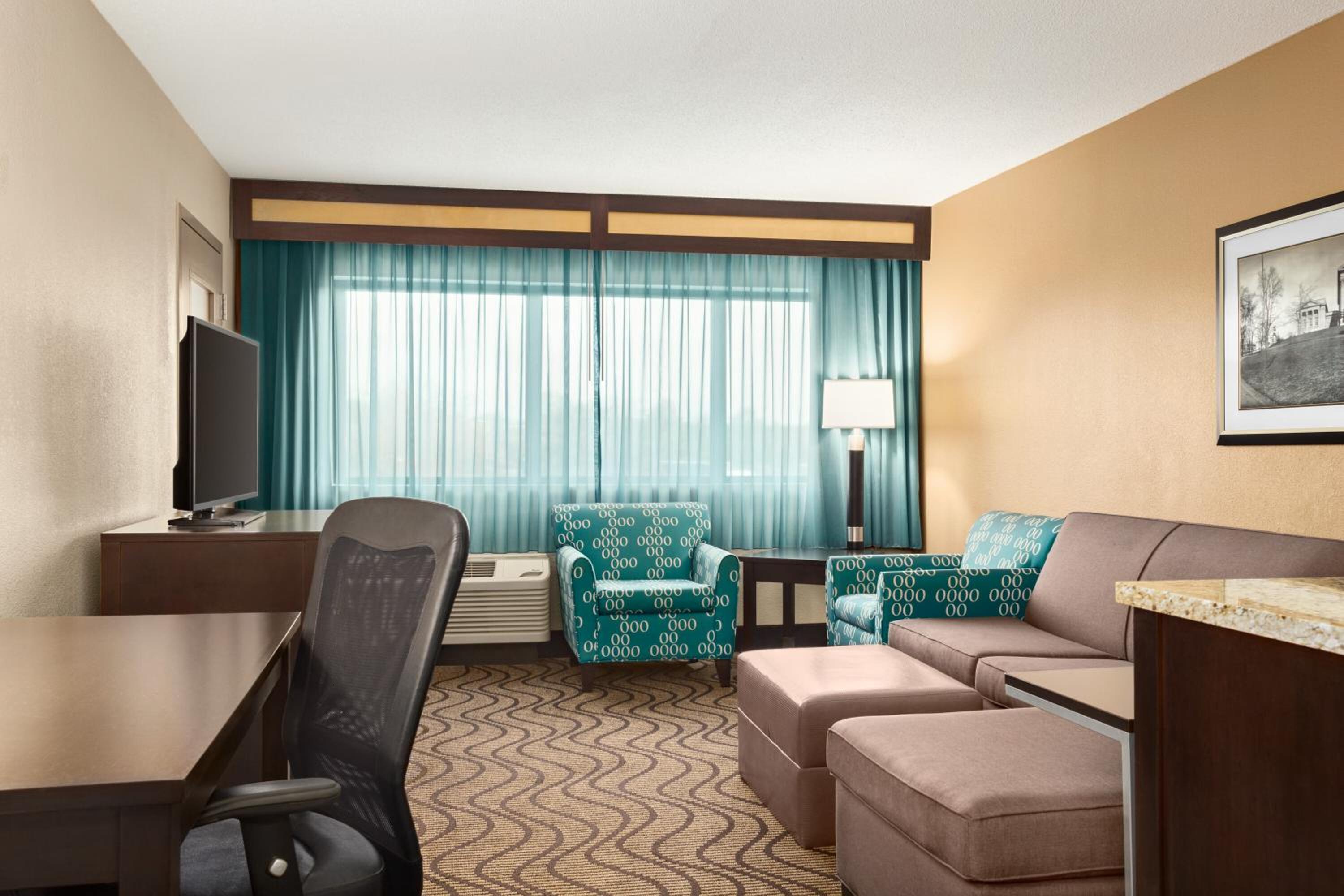 One-Bedroom Suite with Two Queen Beds - Non-Smoking - Photo 5