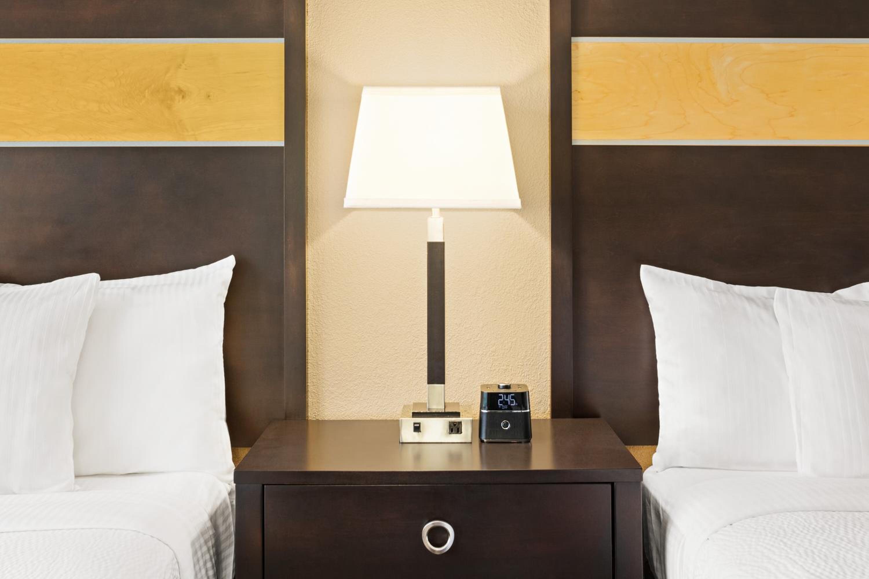 King Room, Non-Smoking - Photo 3