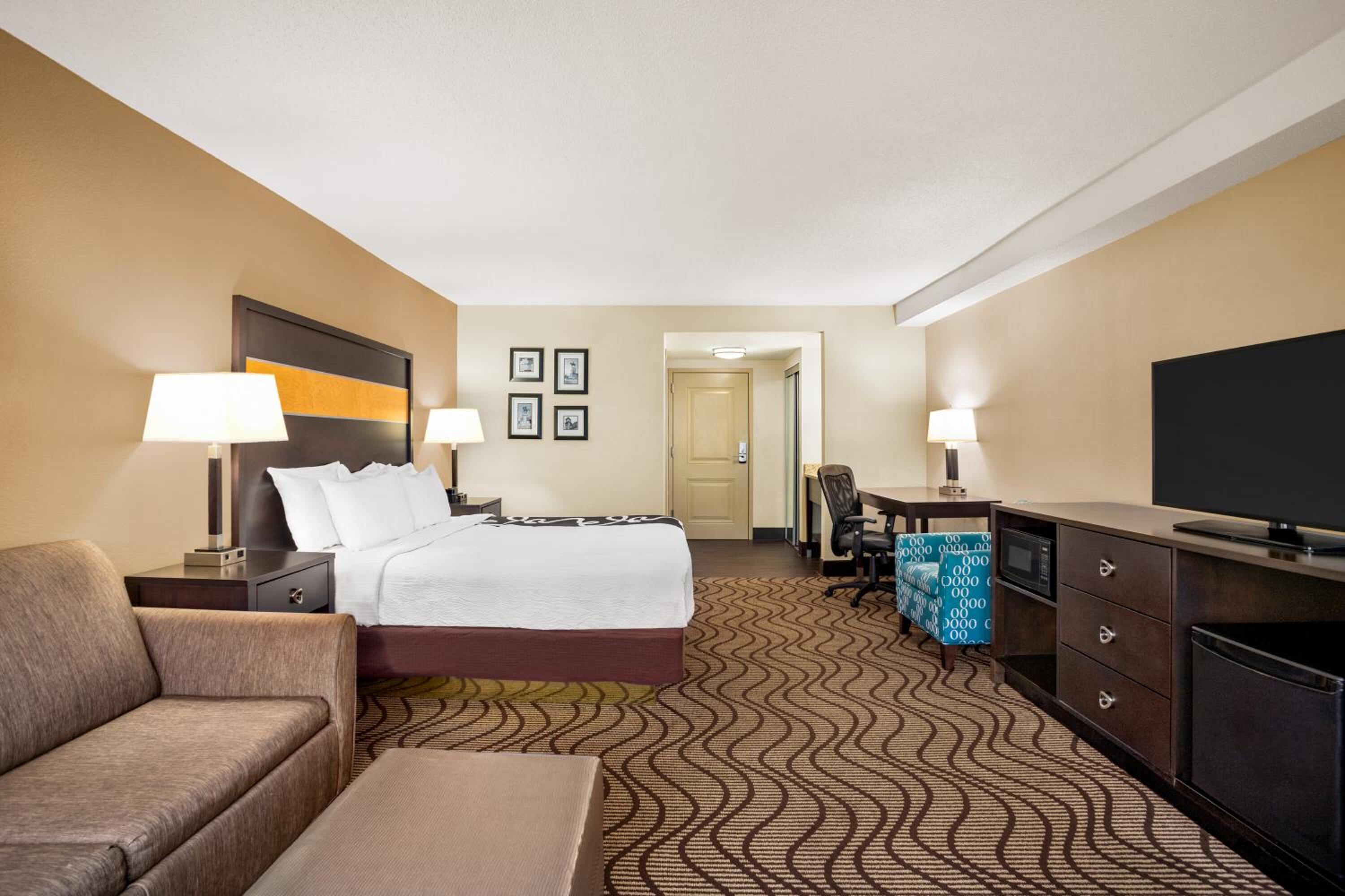 Deluxe King Room with Sofa Bed - Photo 2