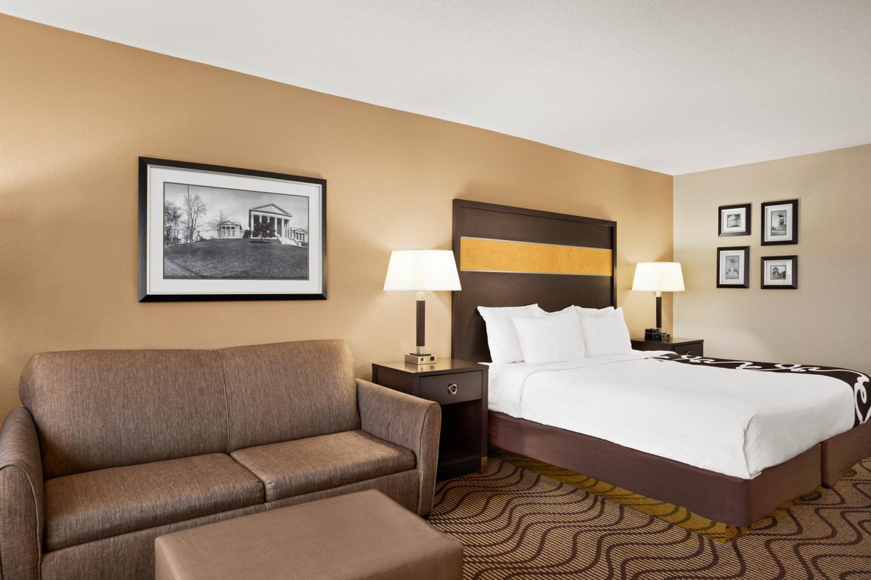 Deluxe King Room with Sofa Bed - Photo 5
