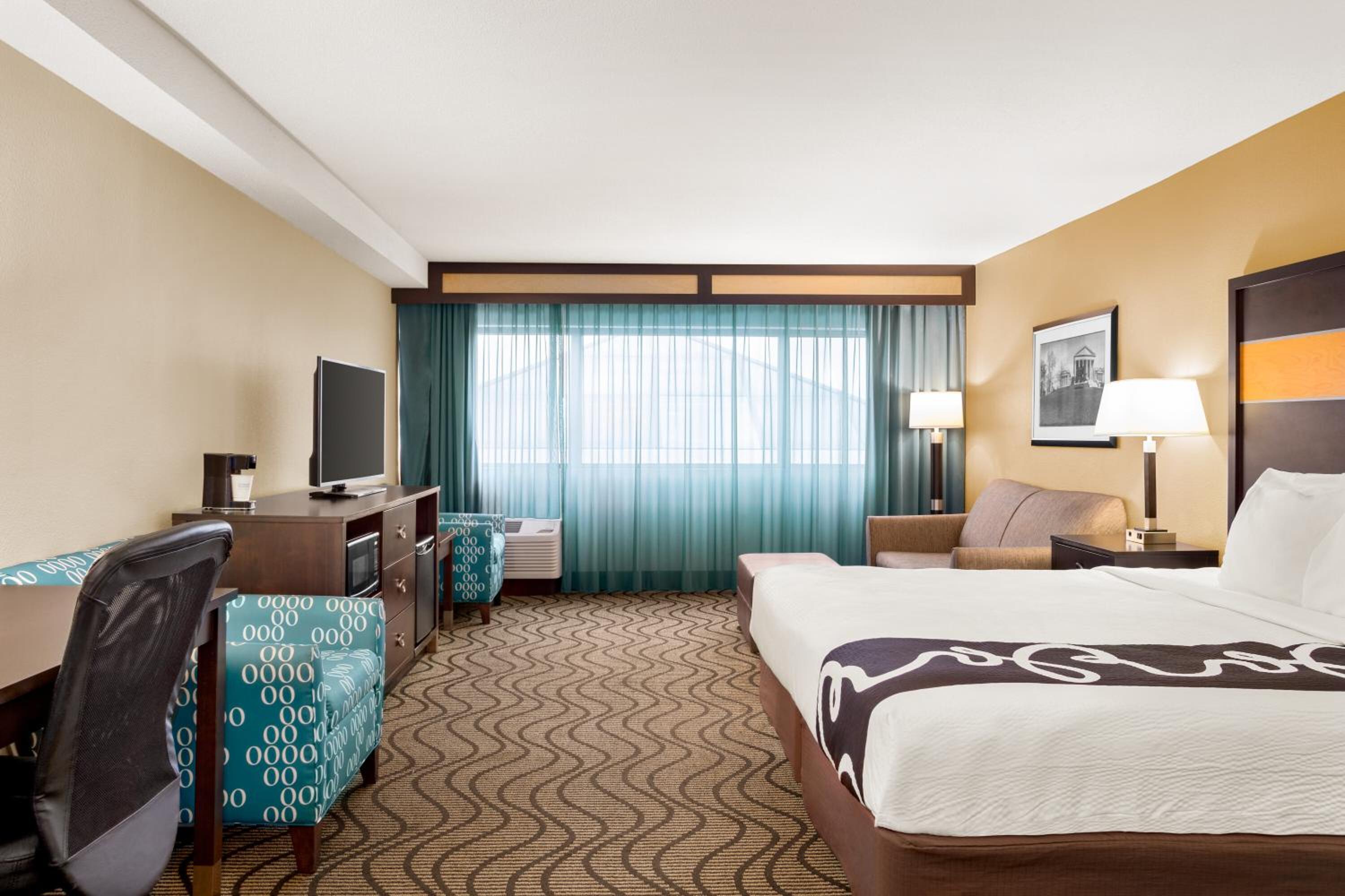 Deluxe King Room with Sofa Bed - Photo 4