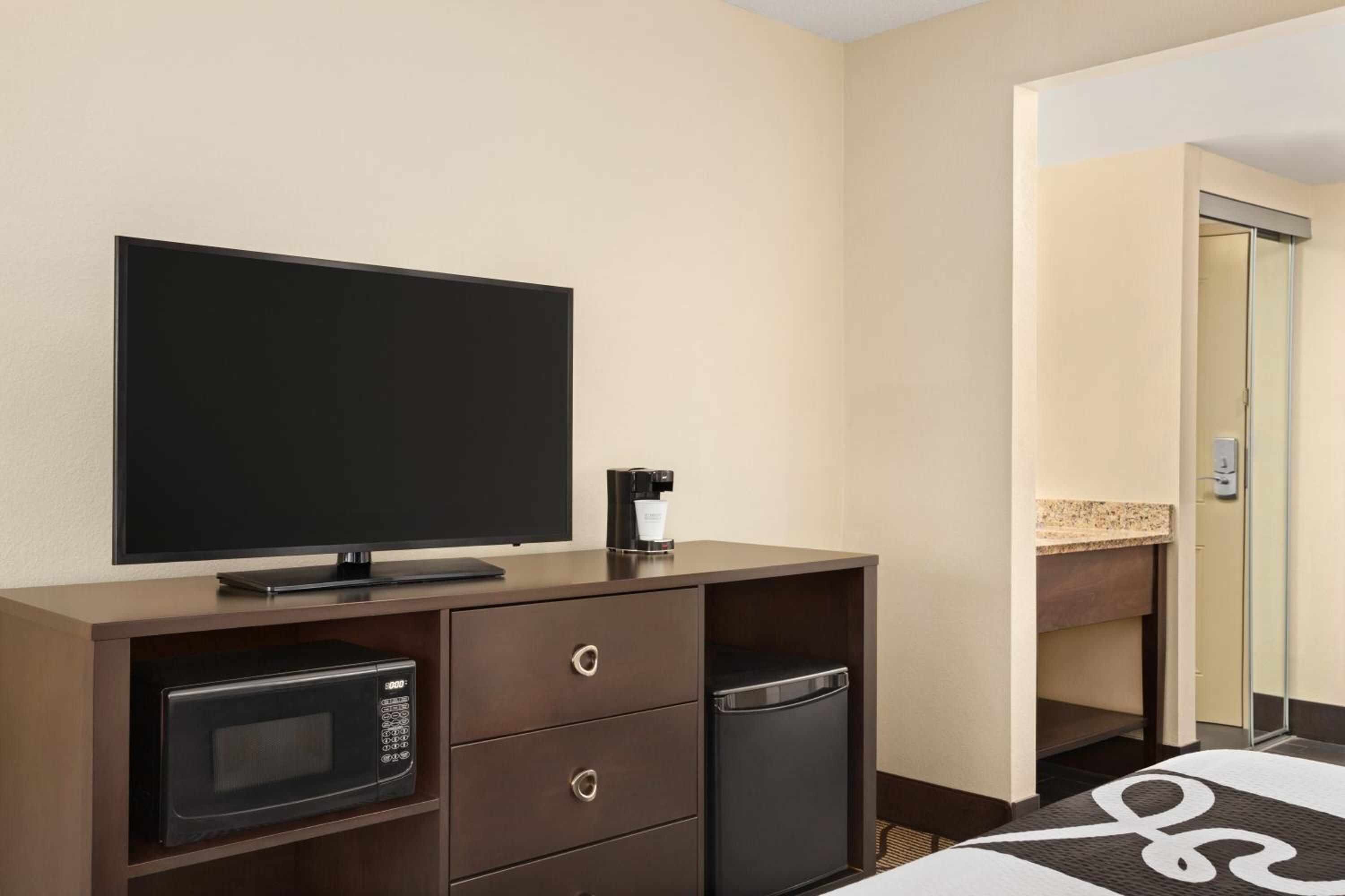 King Room, Non-Smoking - Photo 6