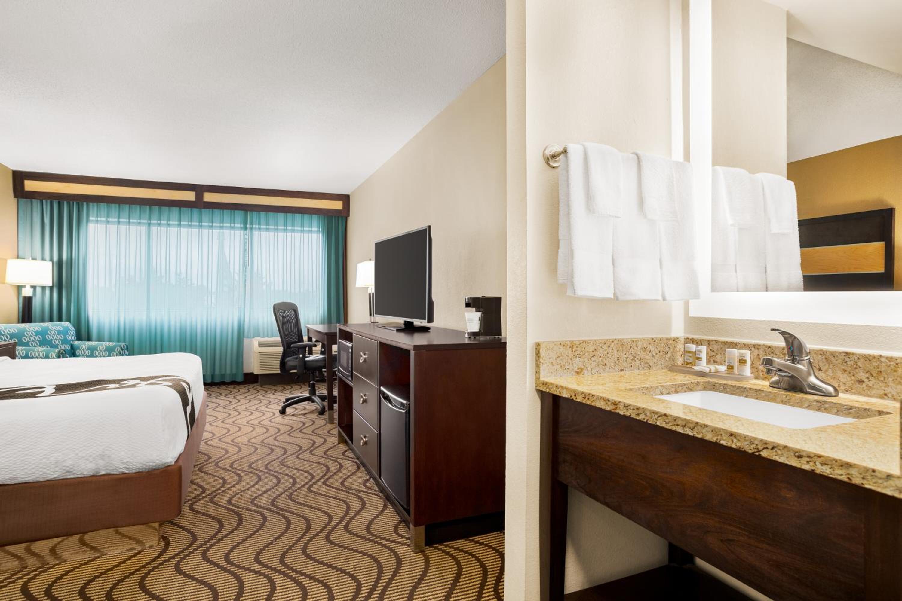 King Room, Non-Smoking - Photo 4