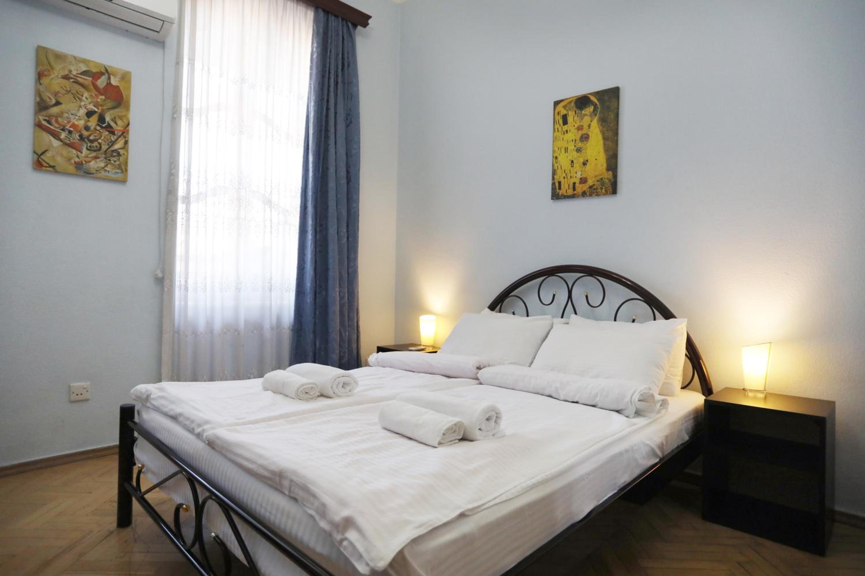 Three-Bedroom Apartment - Photo 4
