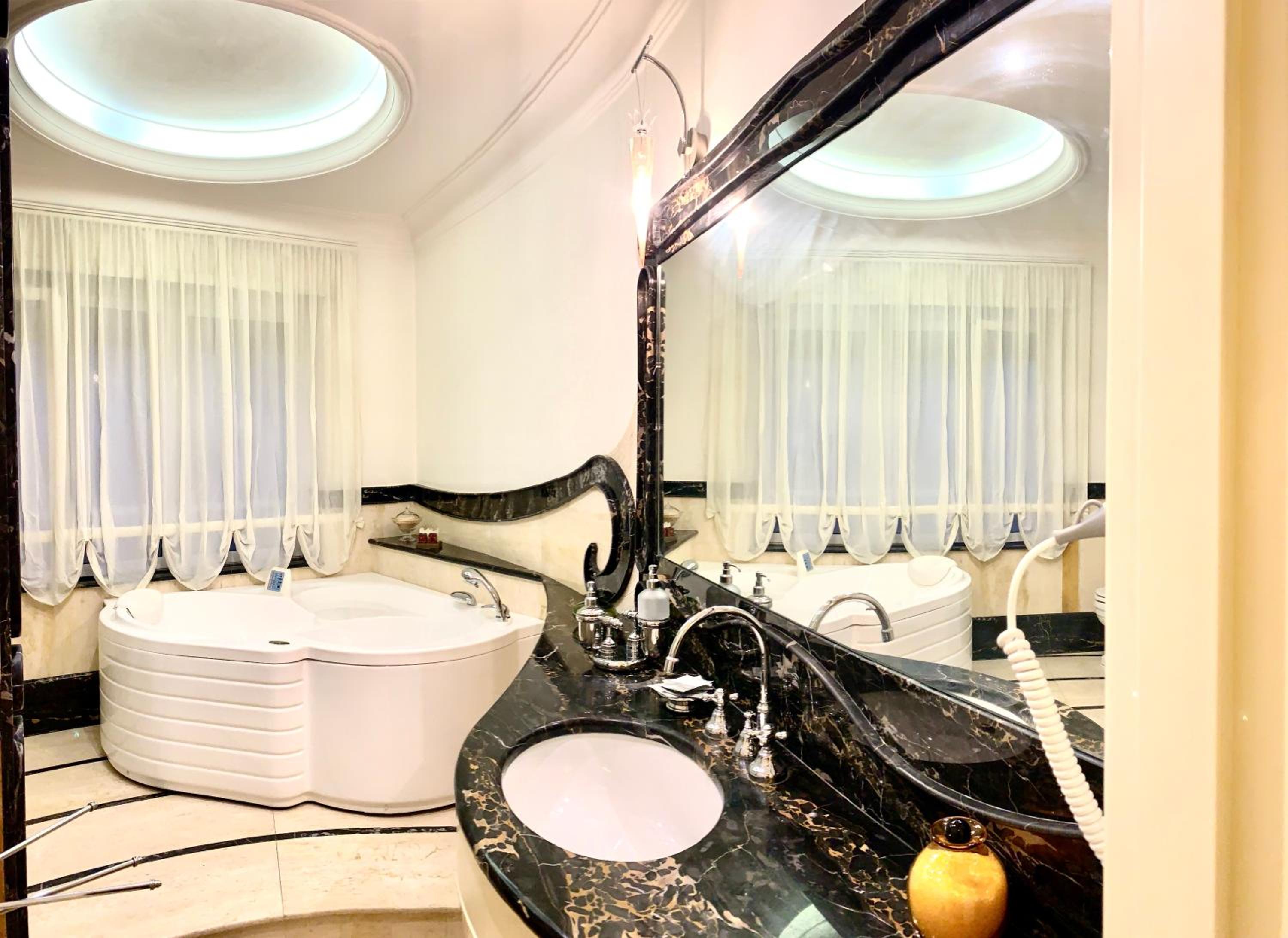 Deluxe Suite with Spa Bath photo 3