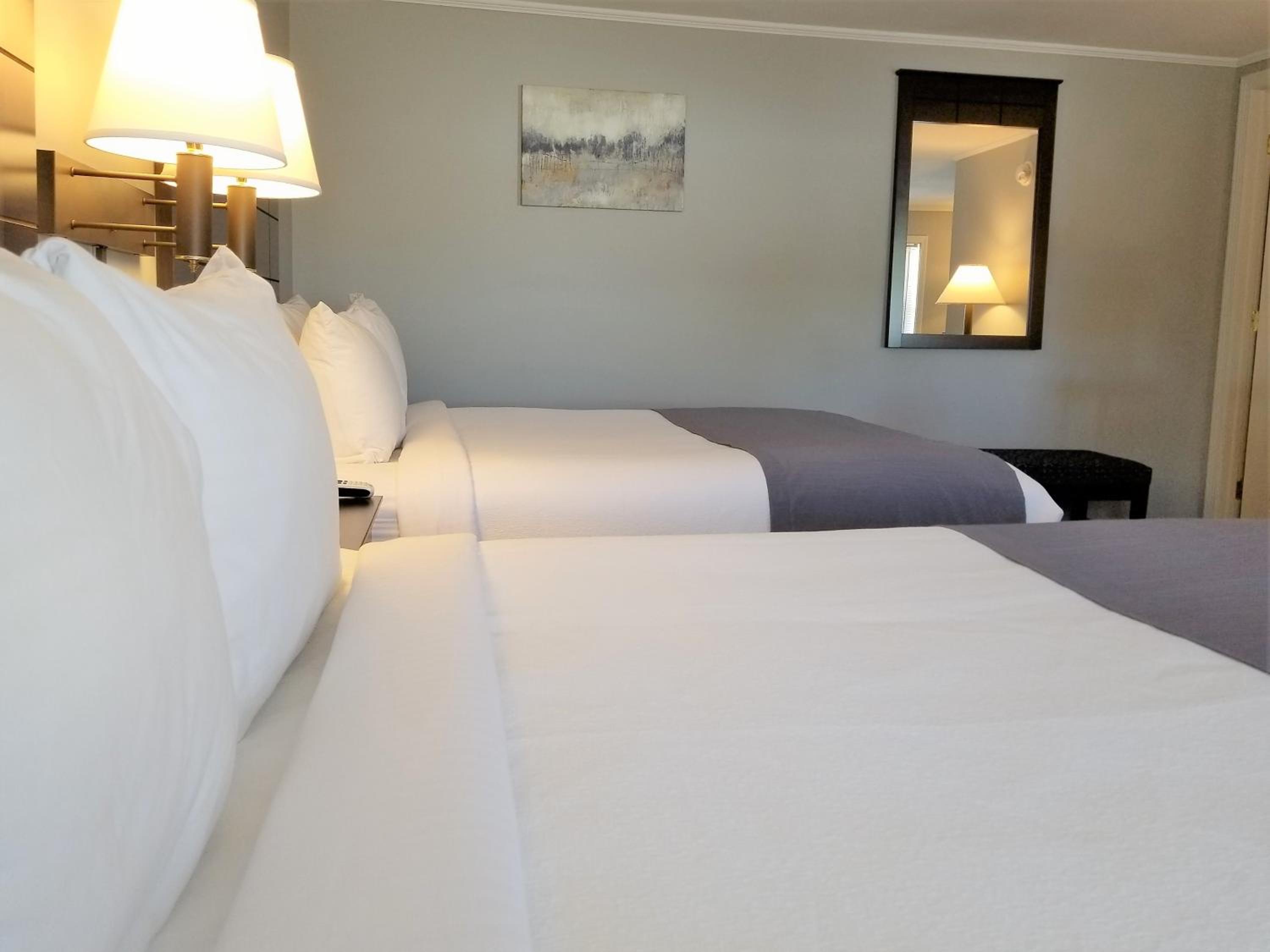 Standard Queen Room with Two Queen Beds - Photo 4