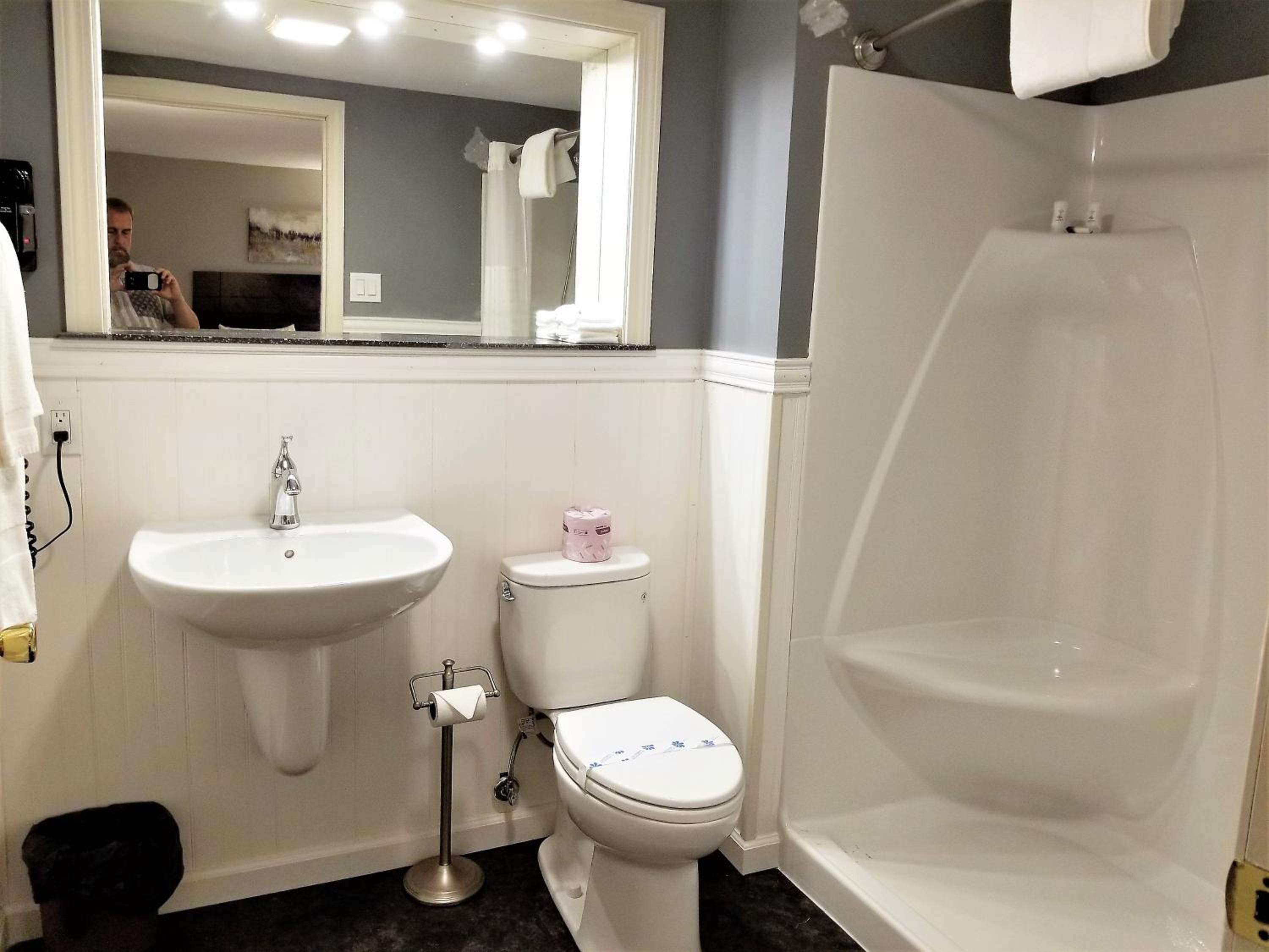 Queen Room with Two Queen Beds - Disability Access - Photo 2