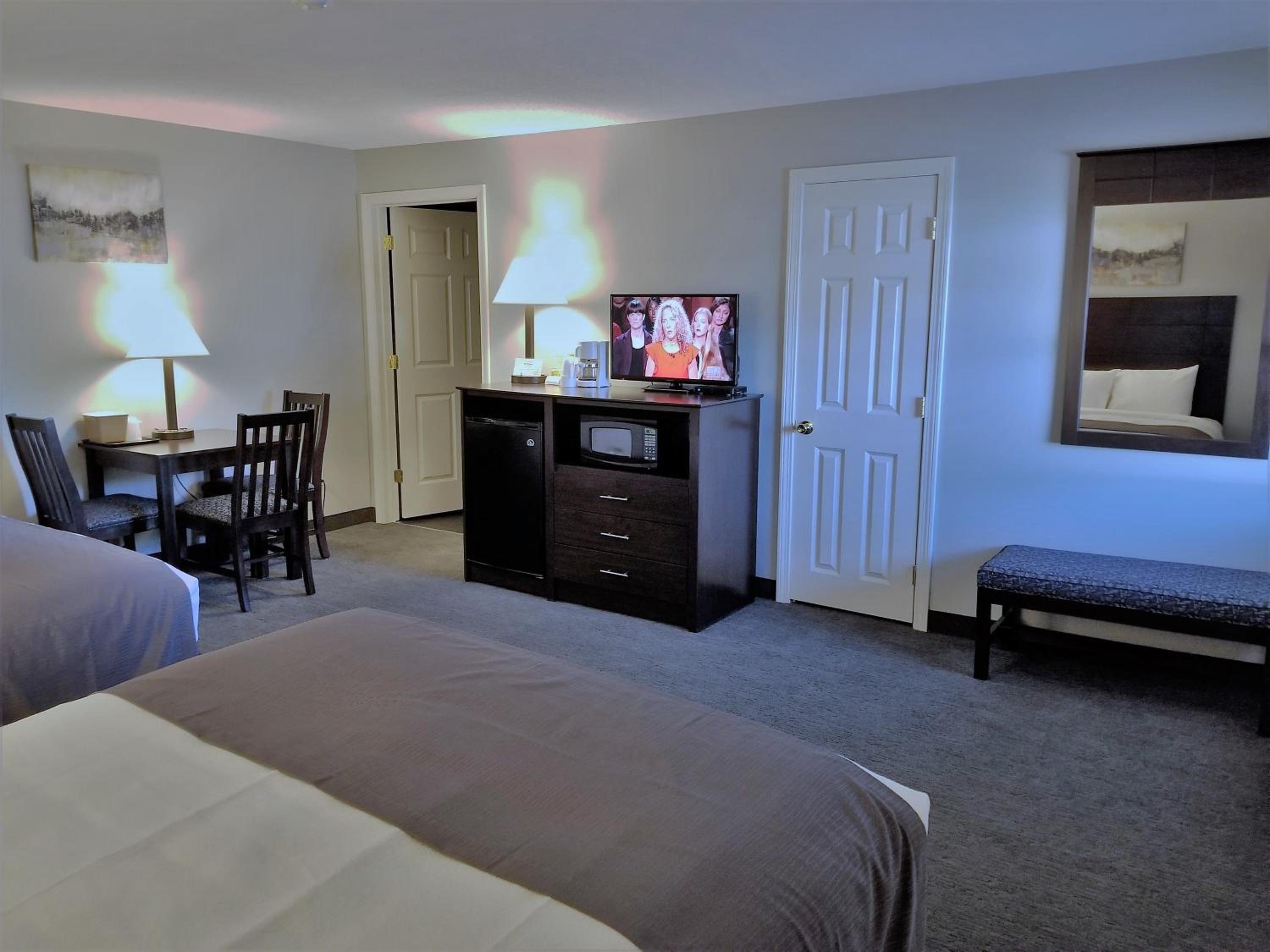 Queen Room with Two Queen Beds - Disability Access - Photo 4