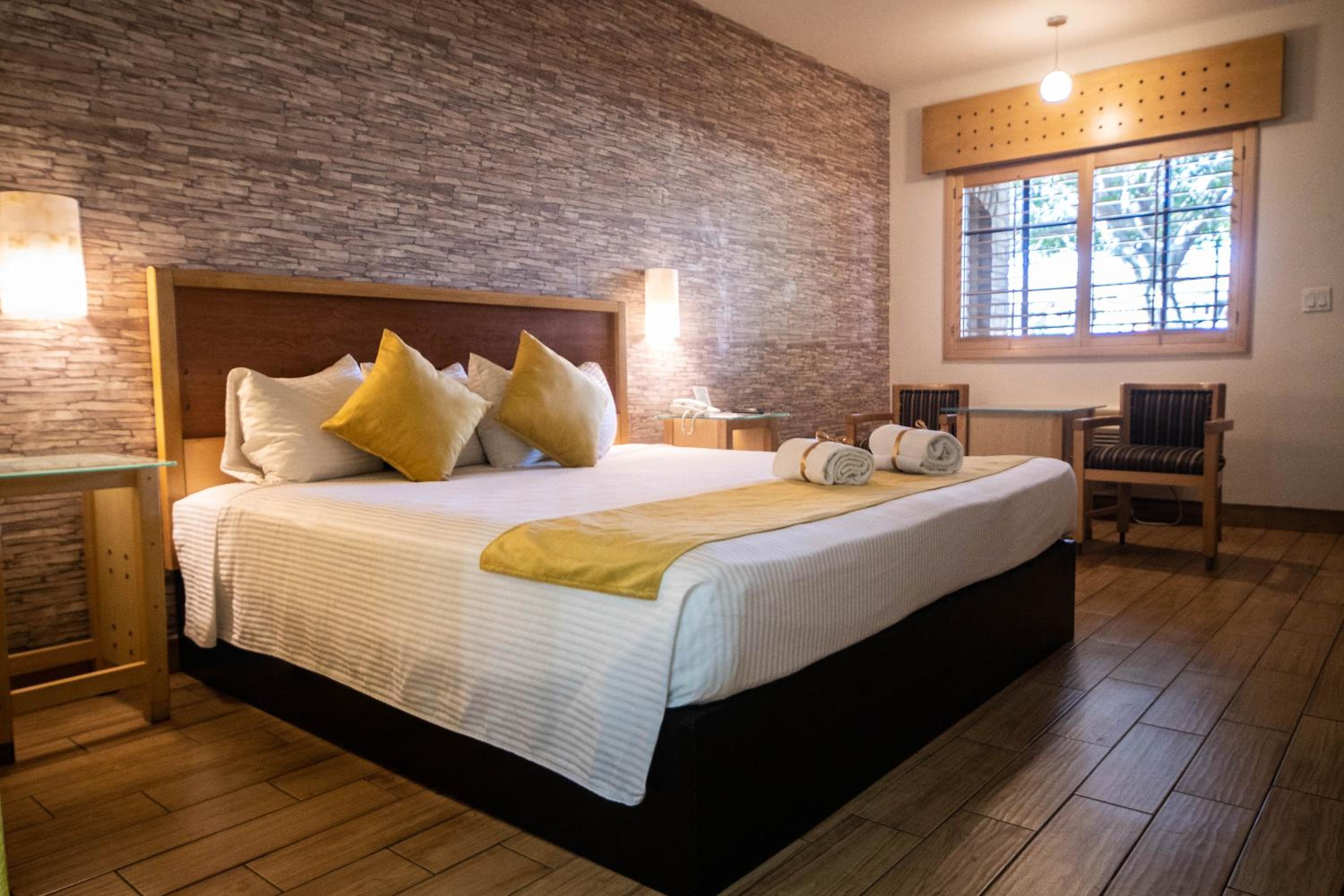 Double Room with Pool View - Photo 5