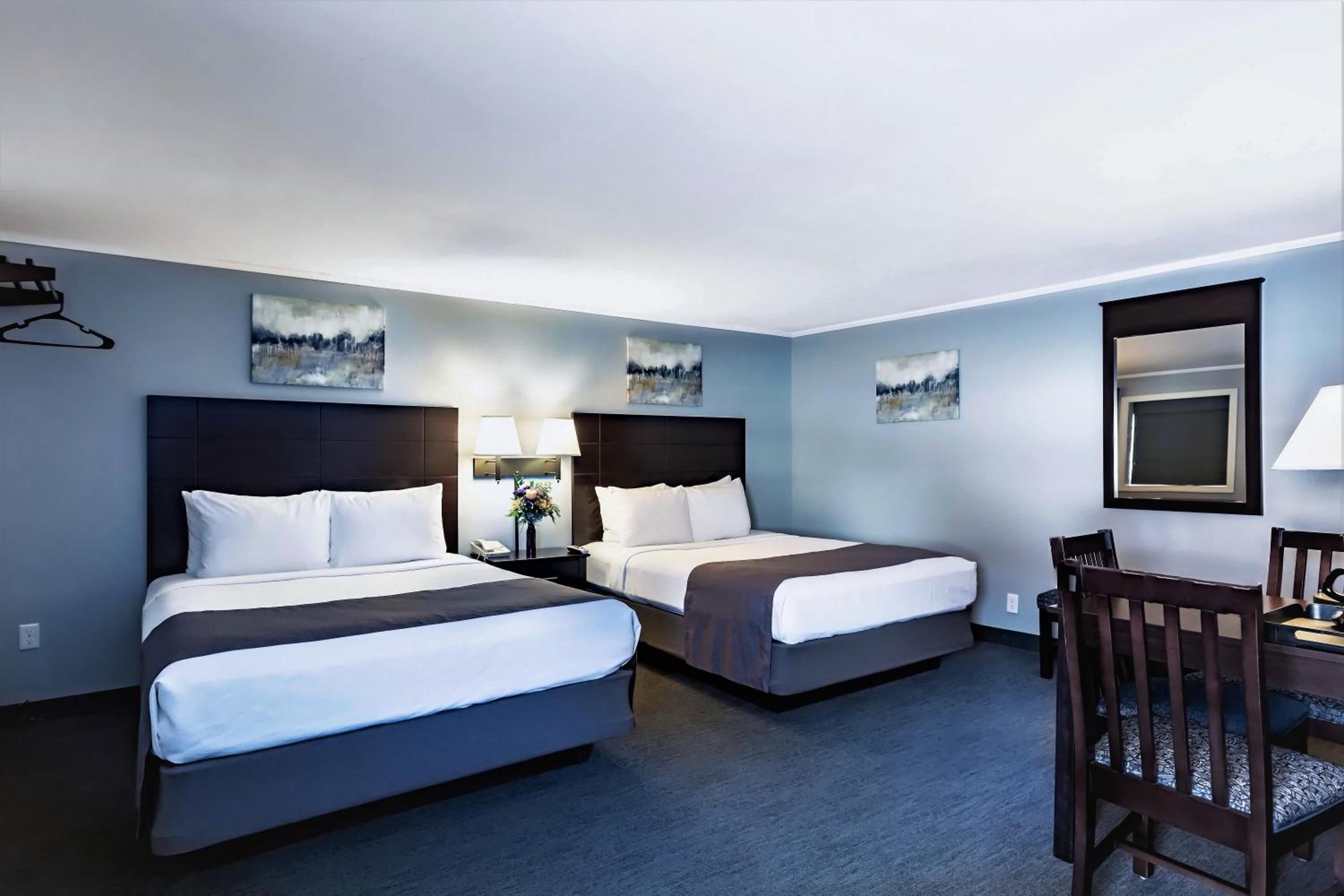 Standard Queen Room with Two Queen Beds - Photo 2