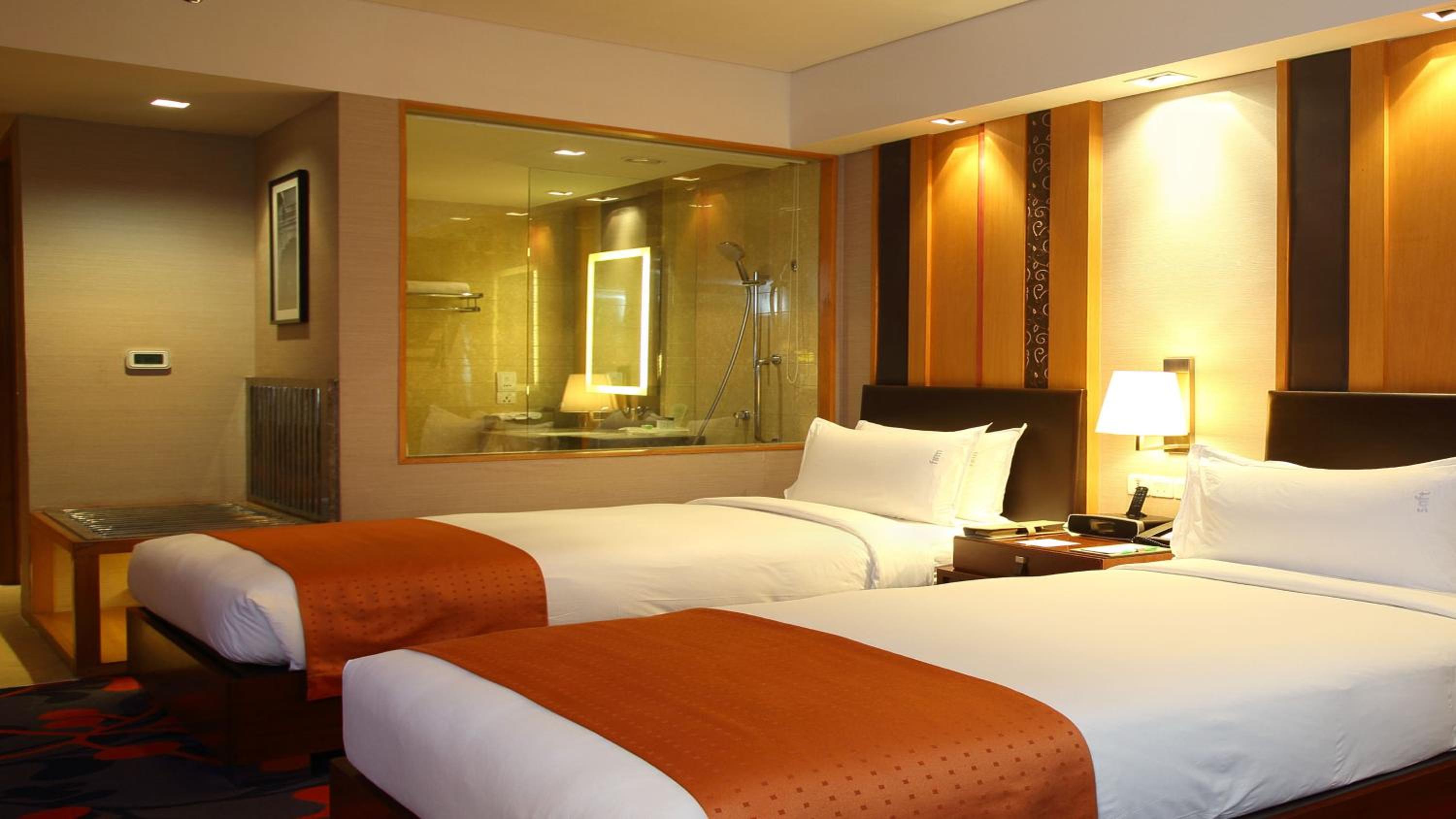 Standard King Room - Smoking - Photo 3