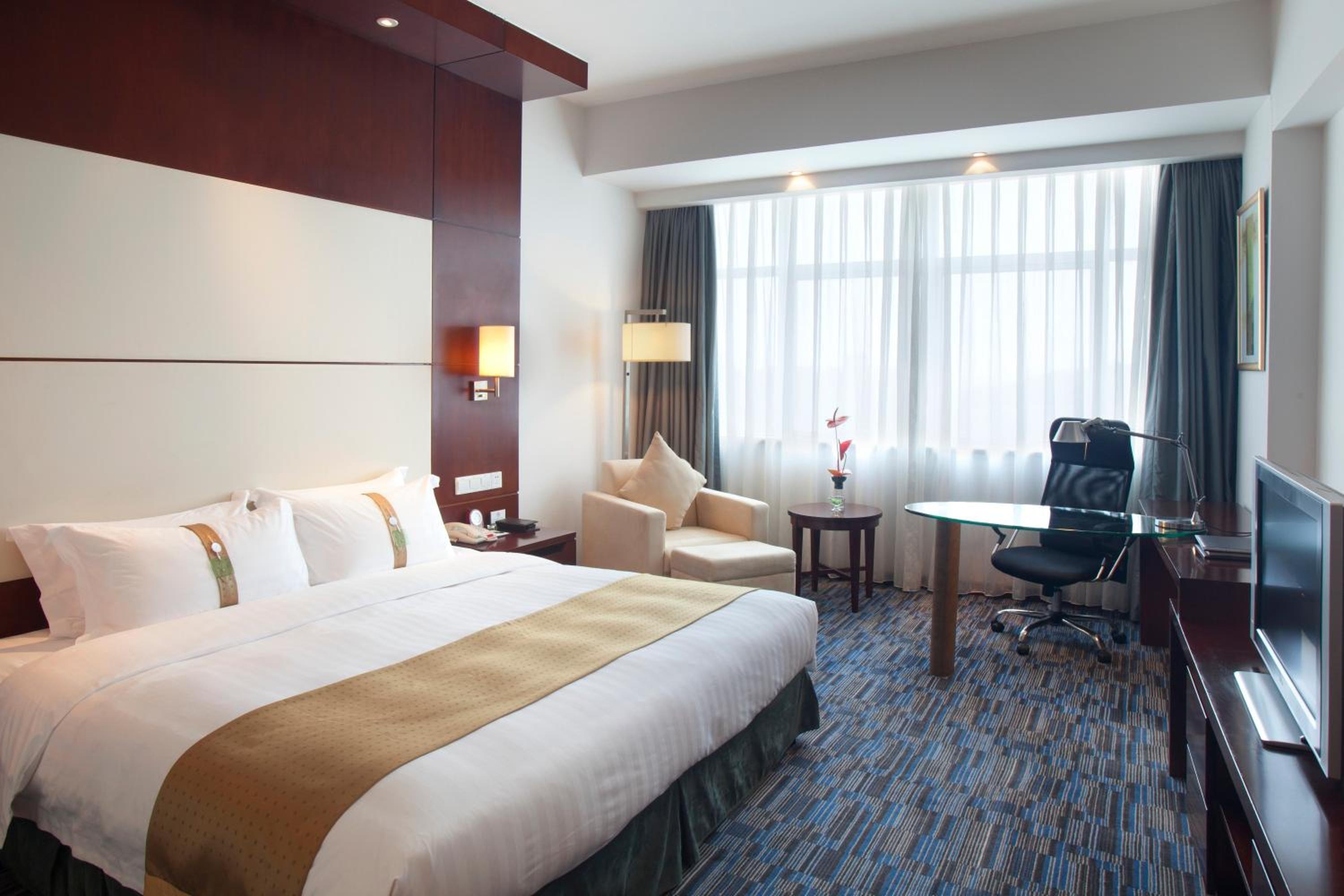 Premium King Room - Photo 2