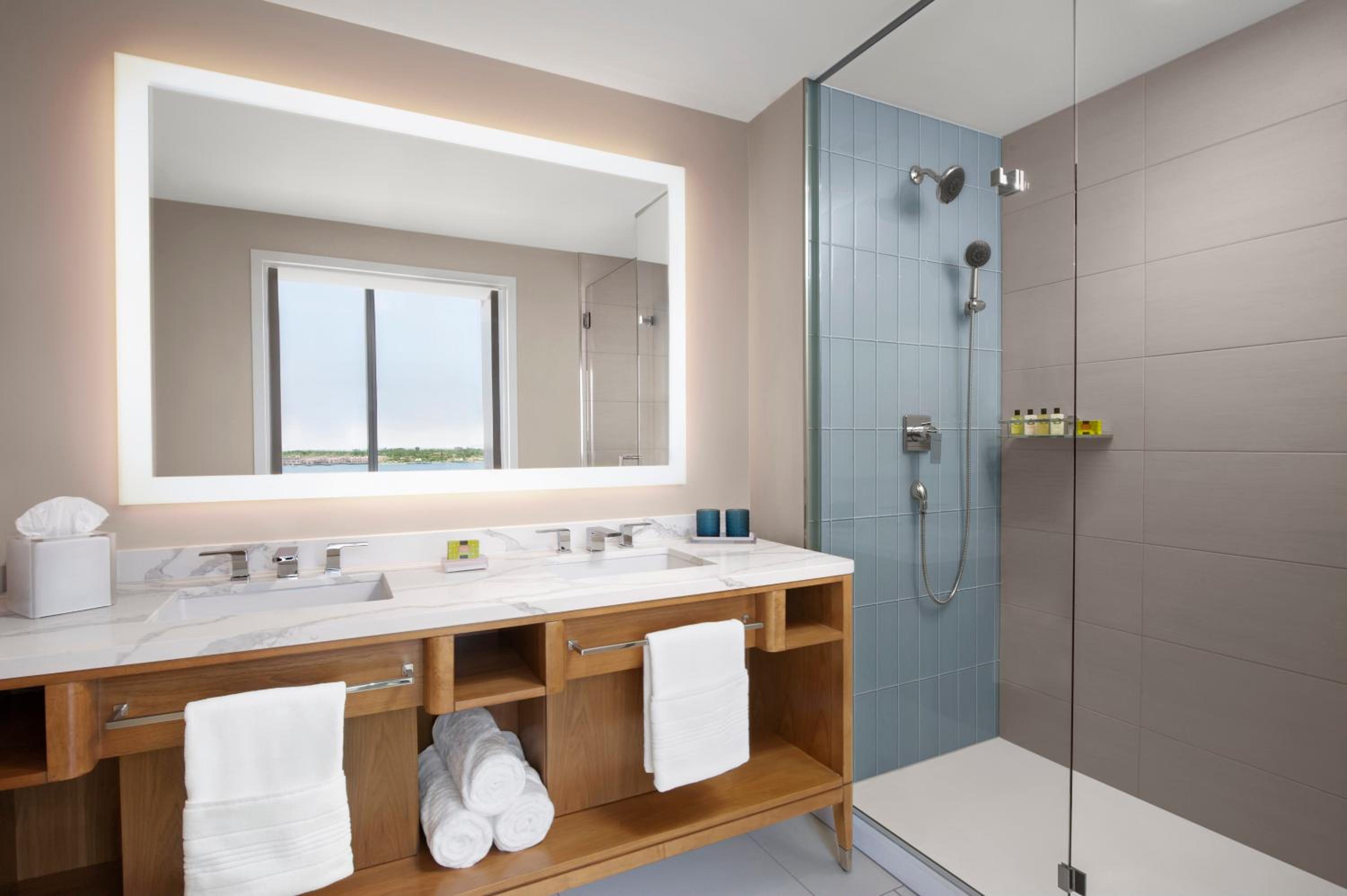 Waterfront Corner Suite - South thumbnail 5