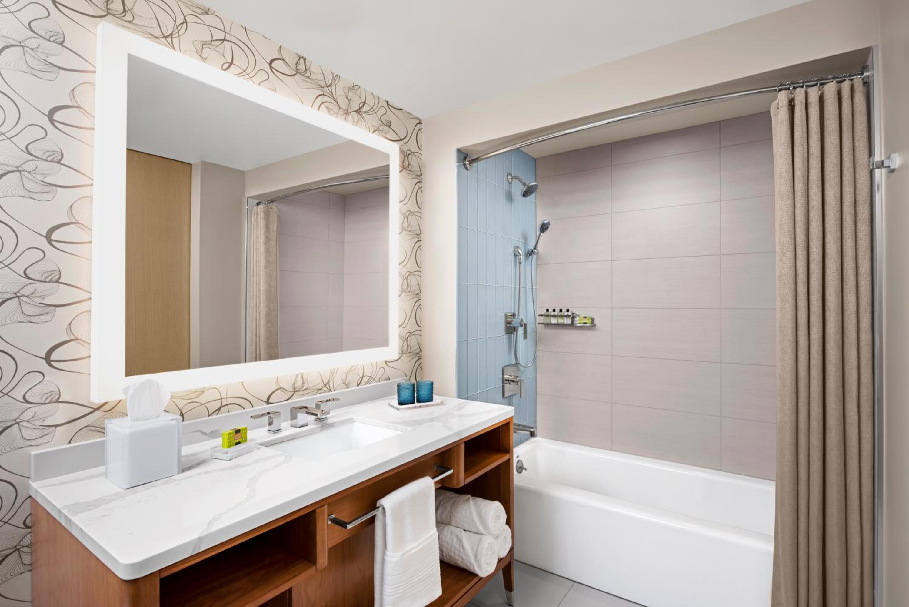 Classic Queen Room with Water View
