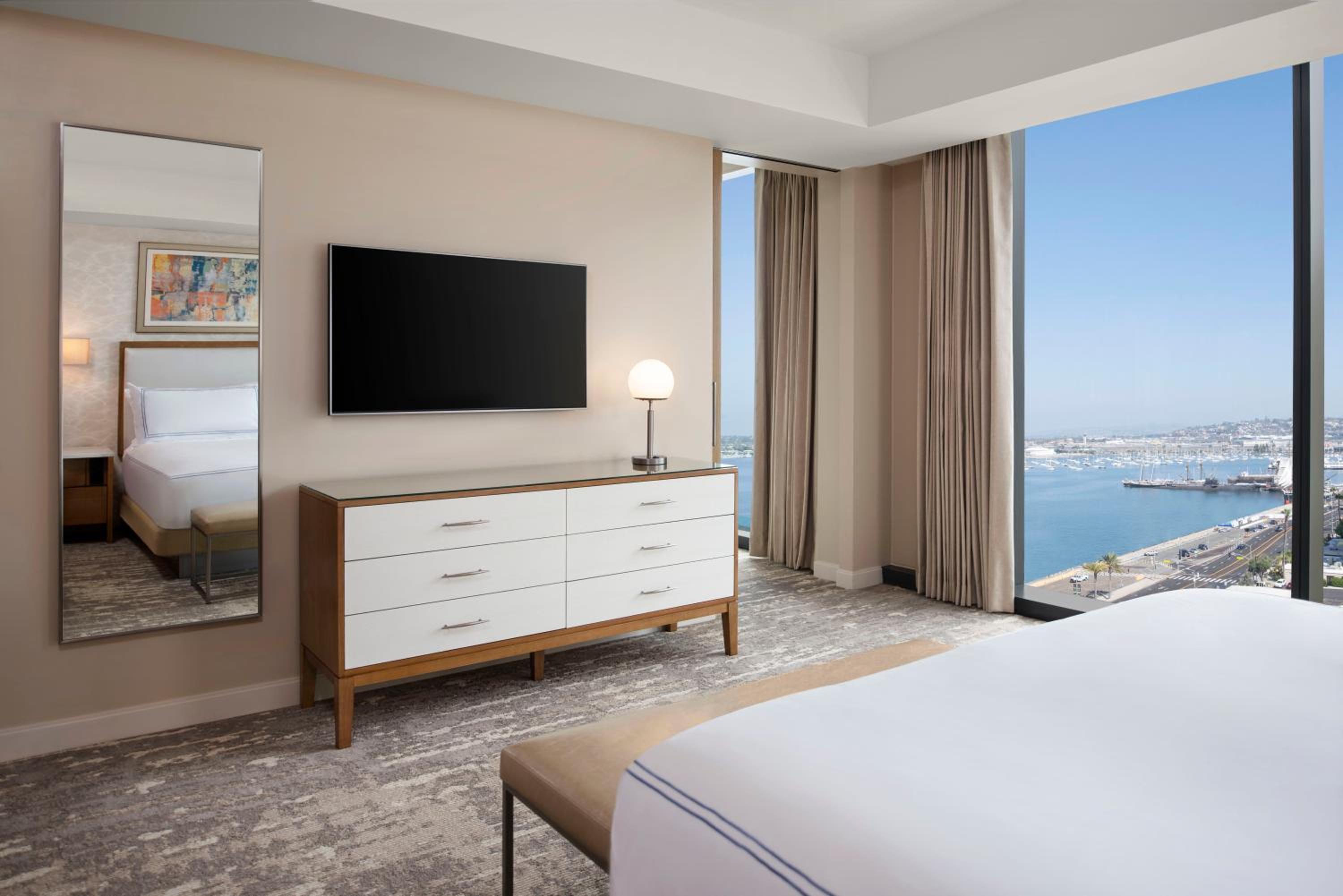 Waterfront Corner Suite with Sofa Bed - North