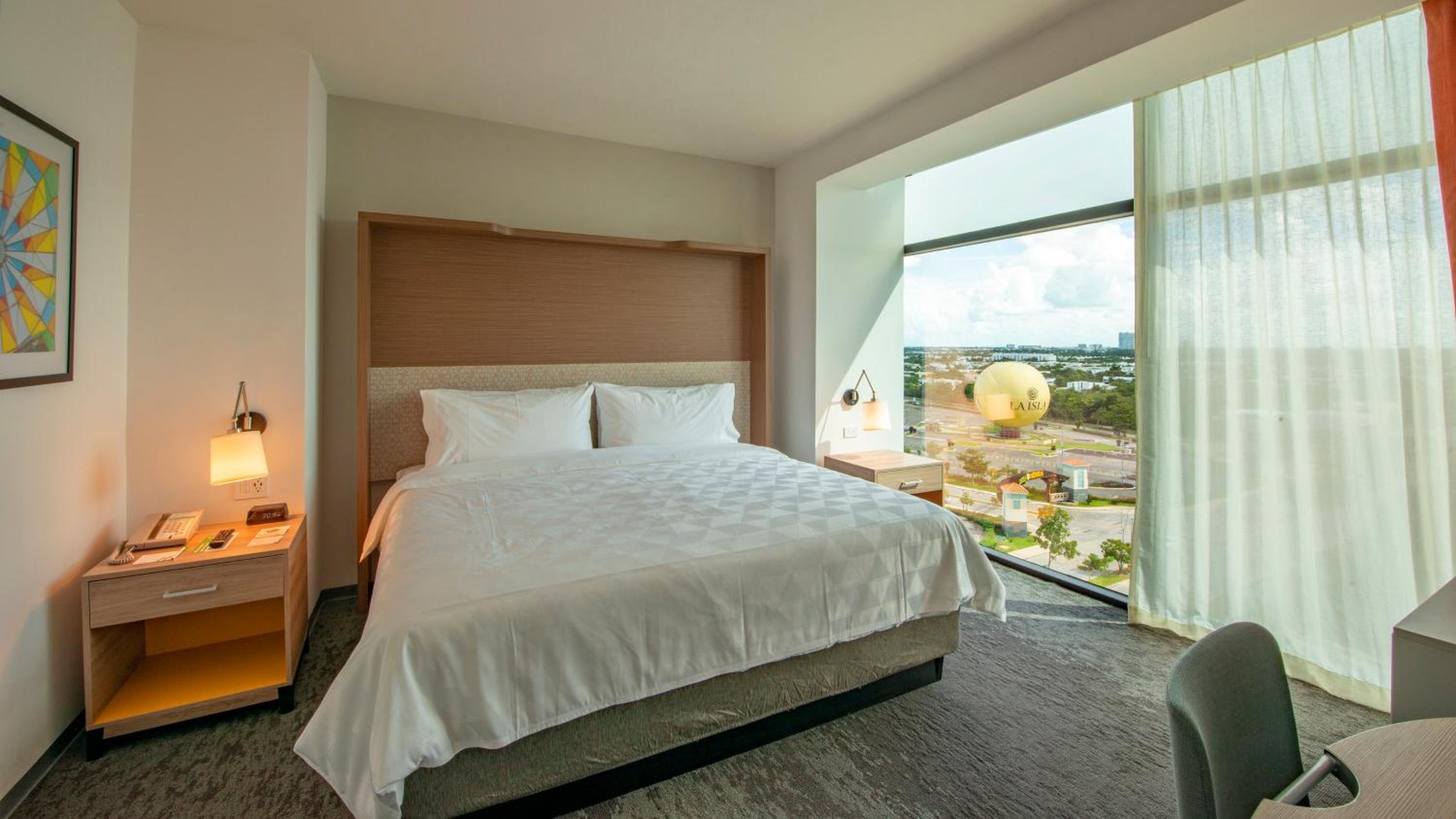 King Suite with City View - Photo 2