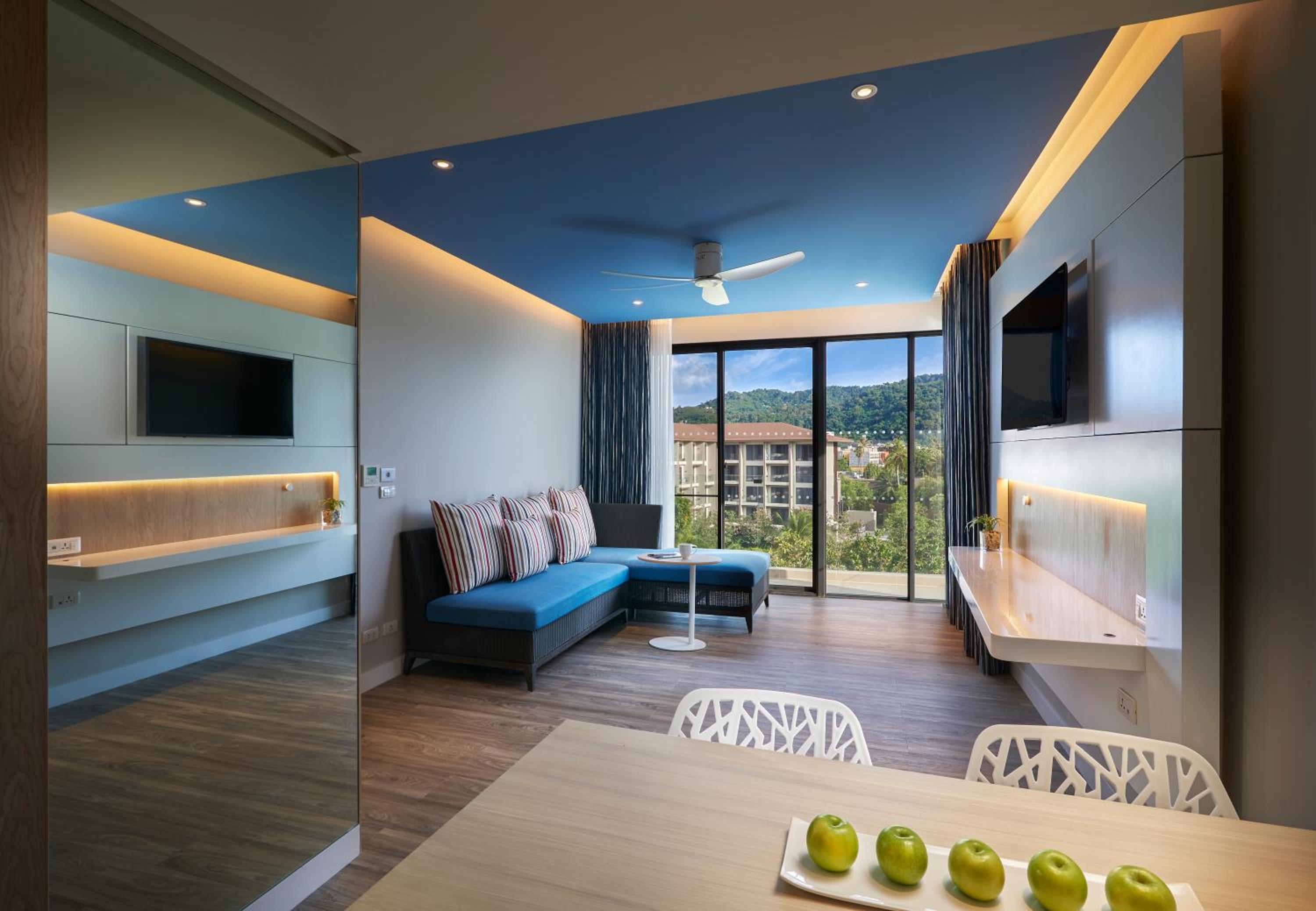 One Bedroom Suite Pool Balcony - Photo 2