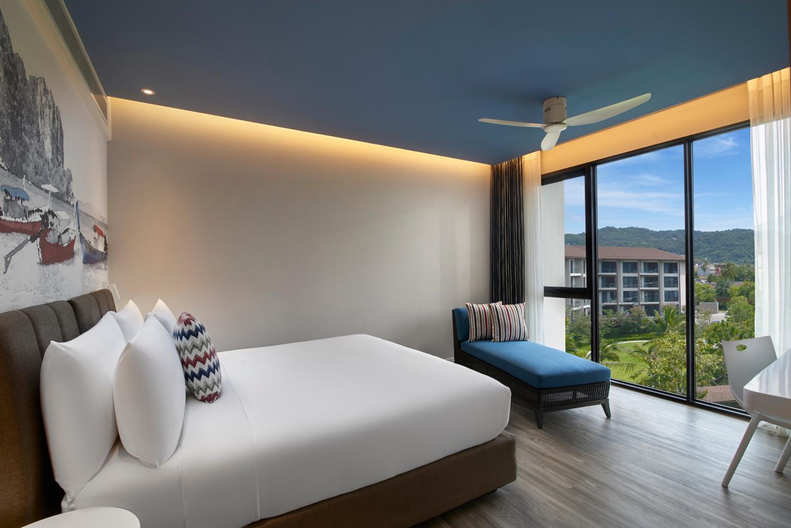 One Bedroom Suite Pool Balcony - Photo 3