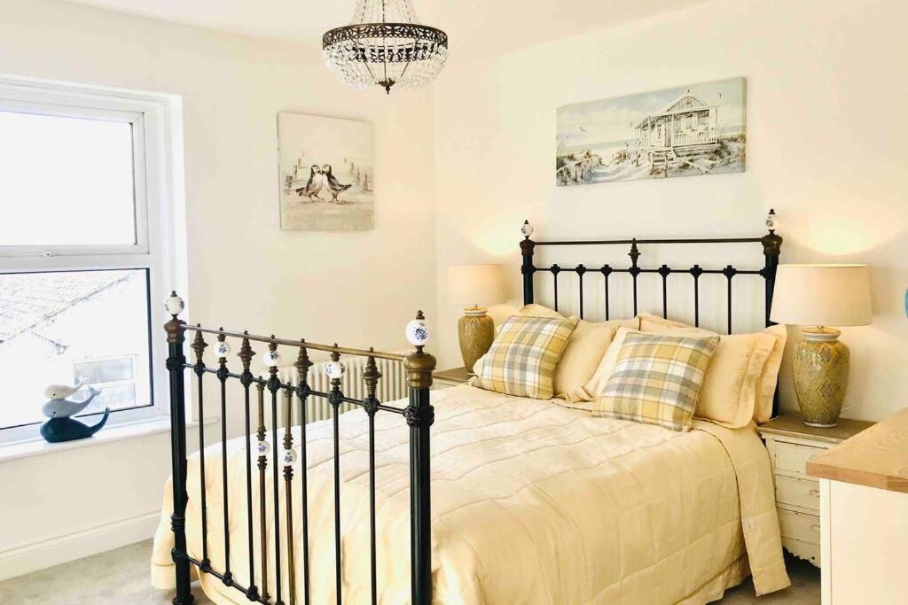 Three-Bedroom House photo 3