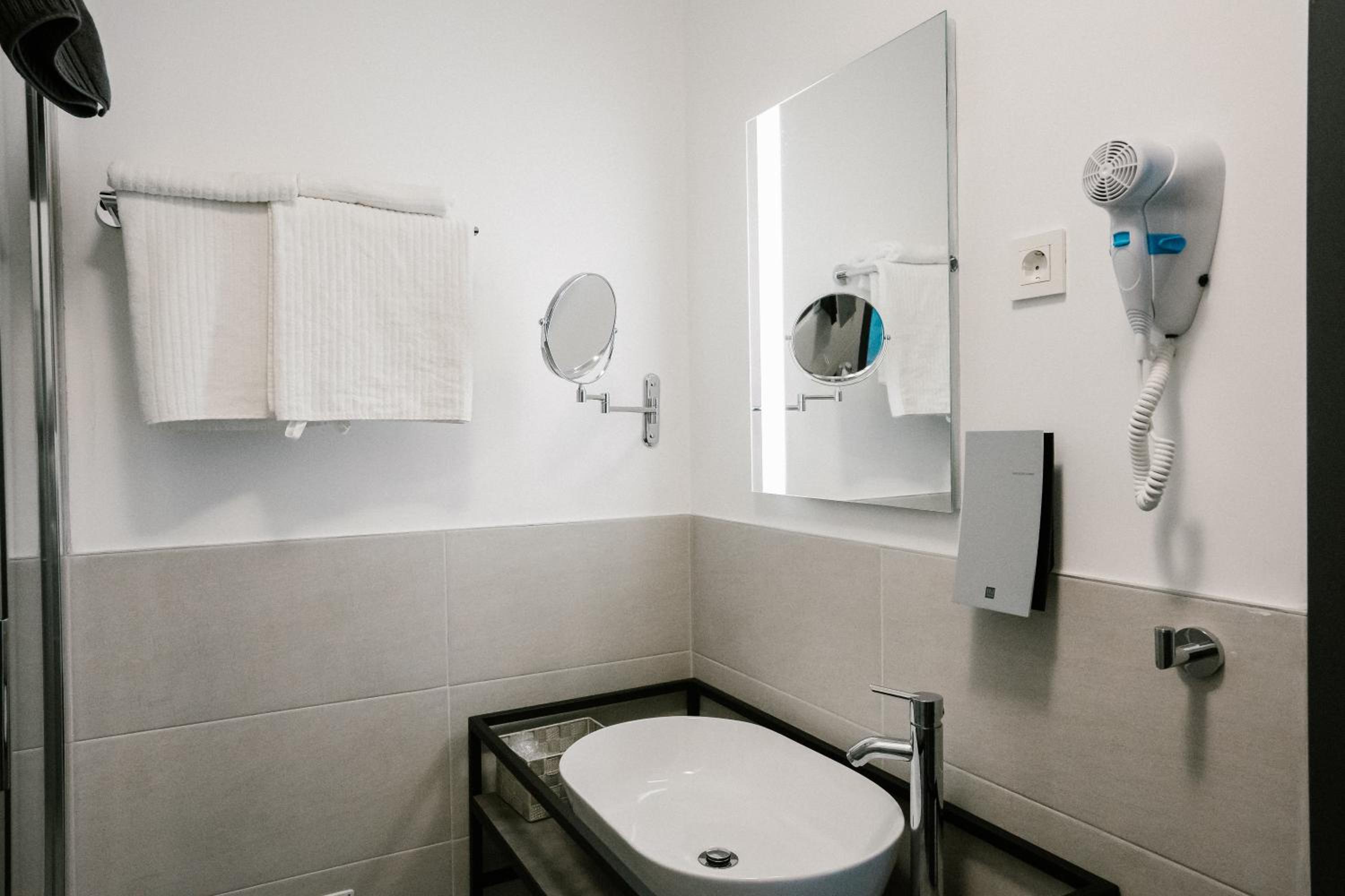 Standard Triple Room - Photo 8