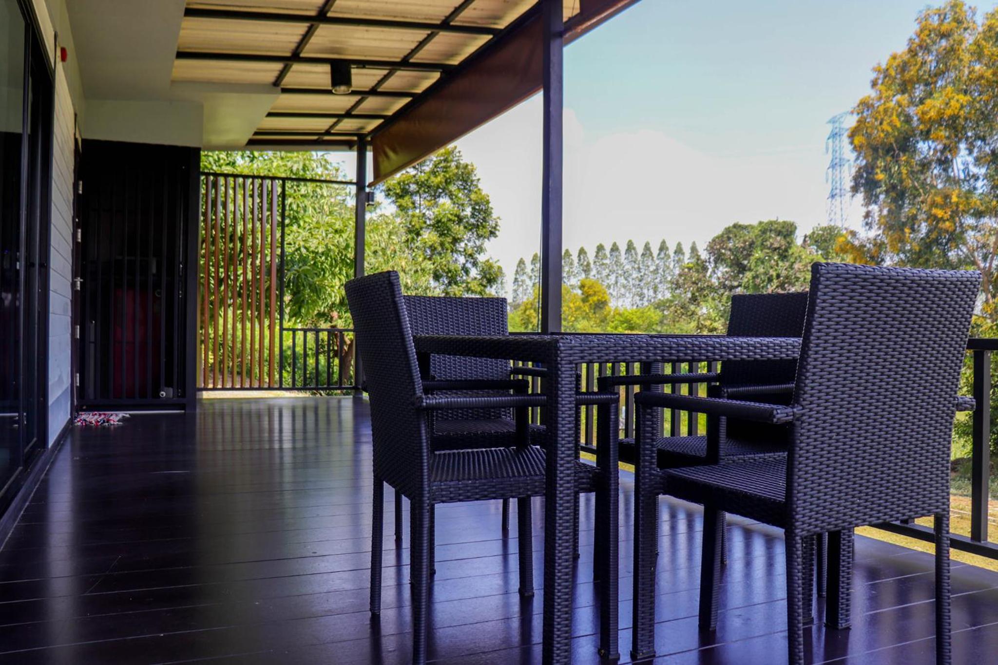 Family Suite with Balcony - Photo 12
