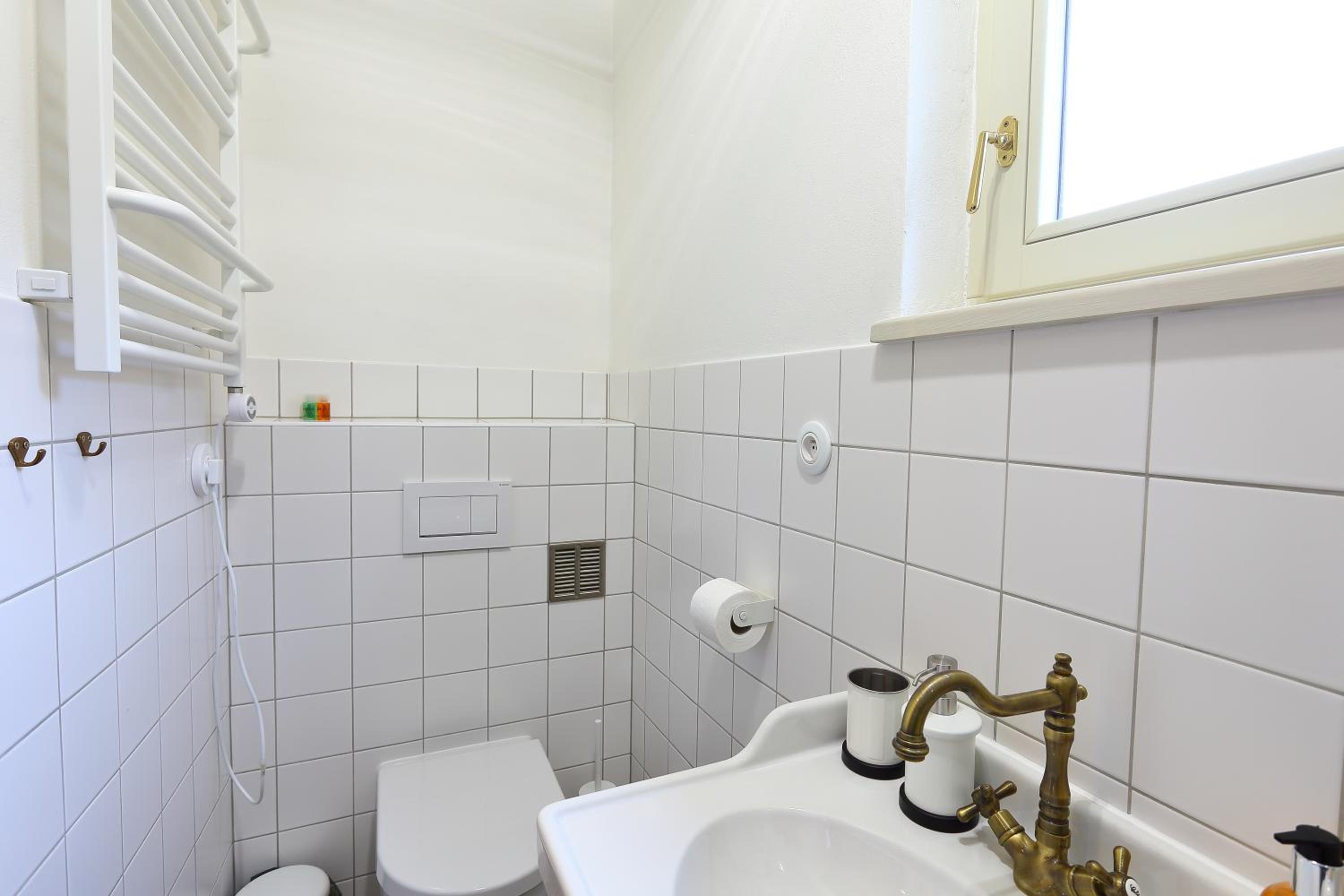 Executive Suite - Photo 10