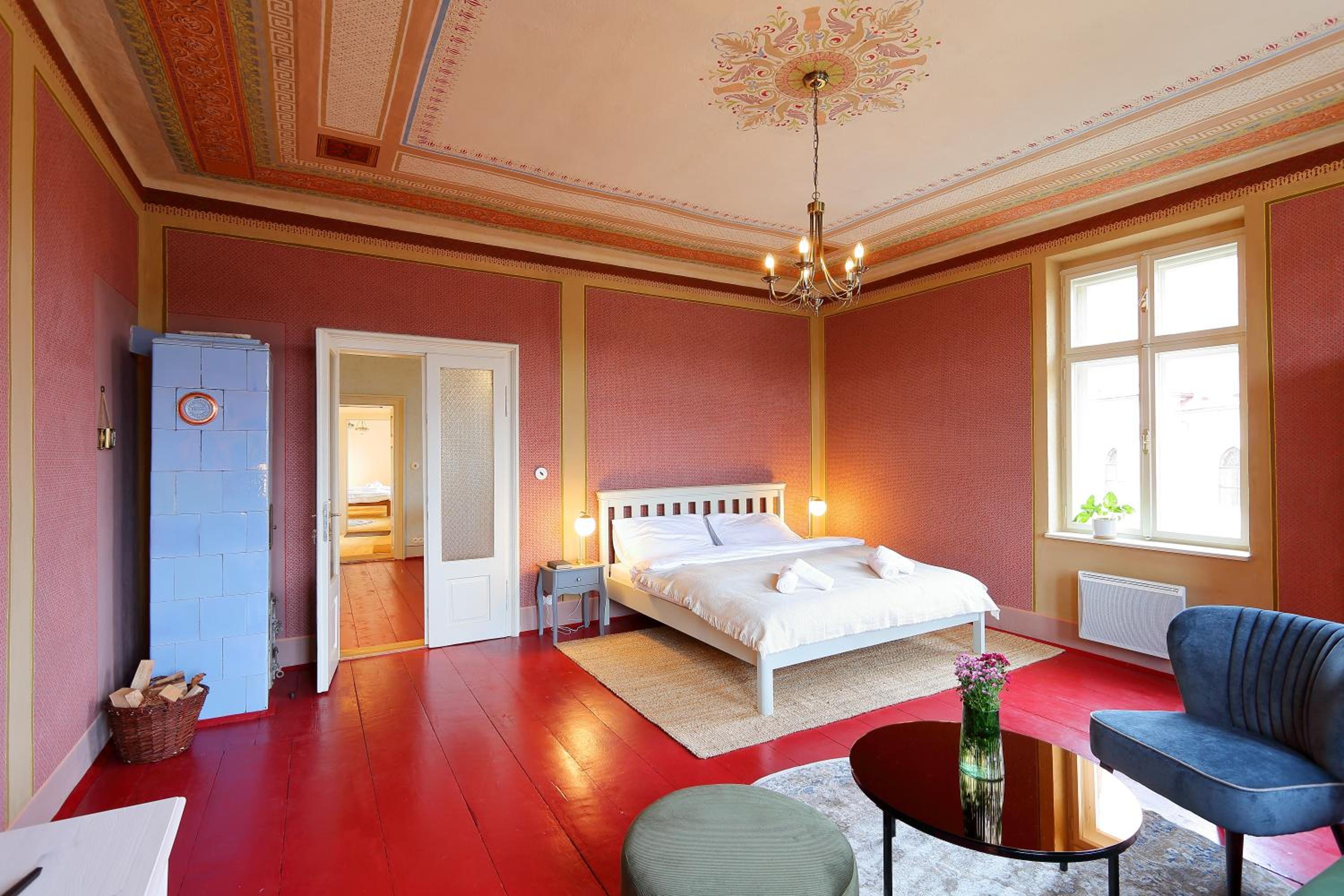 Executive Suite - Photo 2