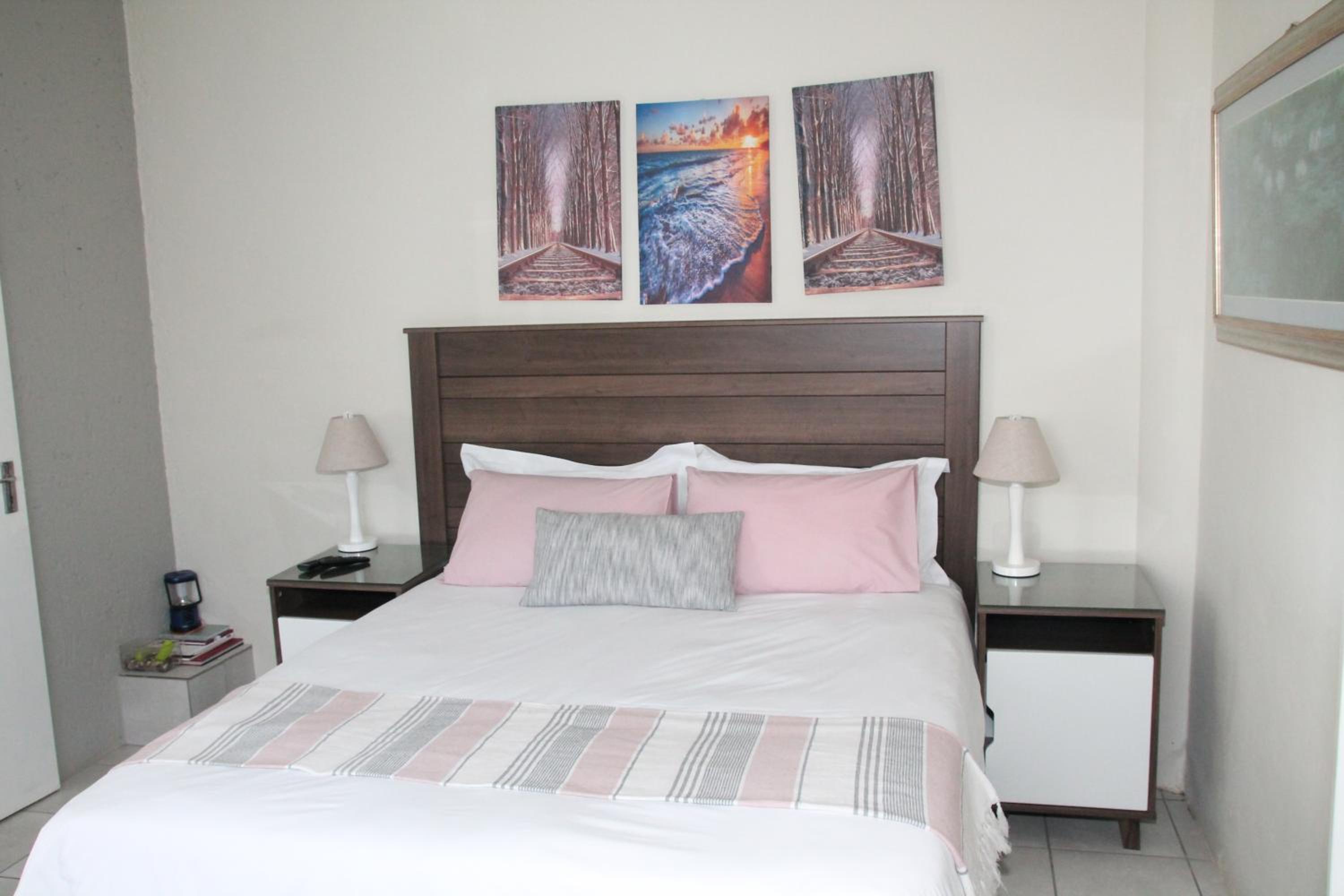 Queen Room with Pool View - Photo 8