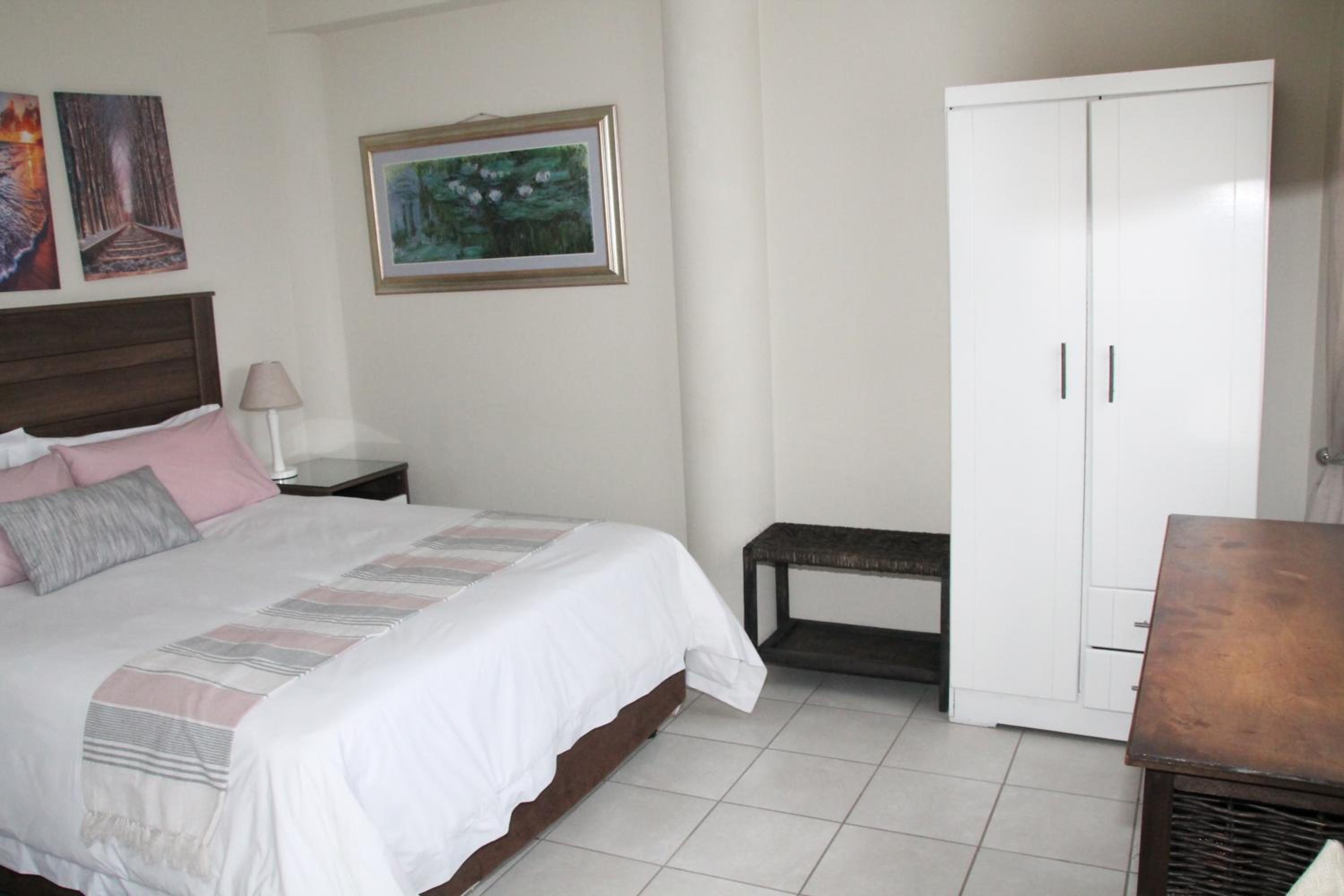 Queen Room with Pool View - Photo 7