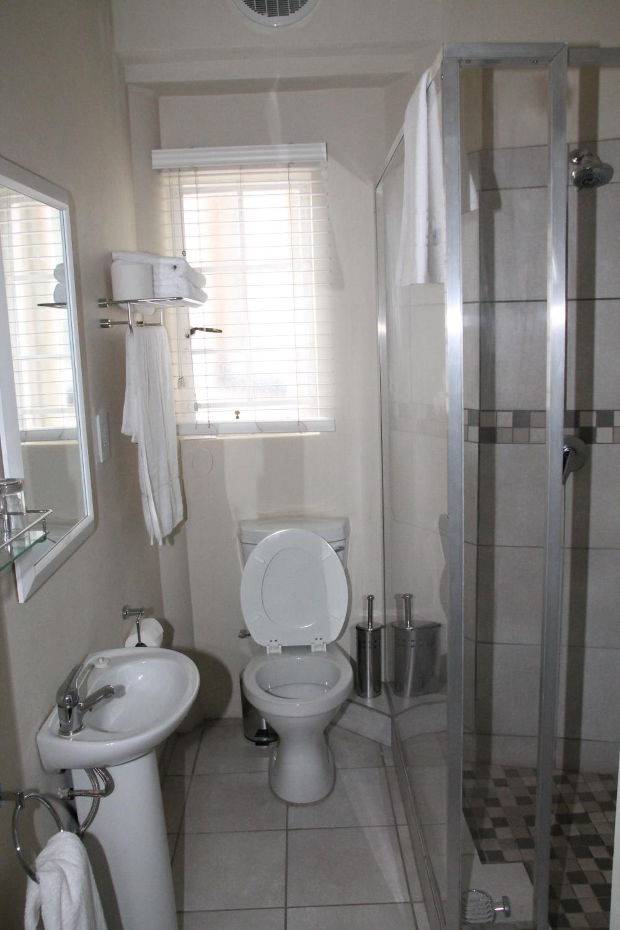 Queen Room with Pool View - Photo 6