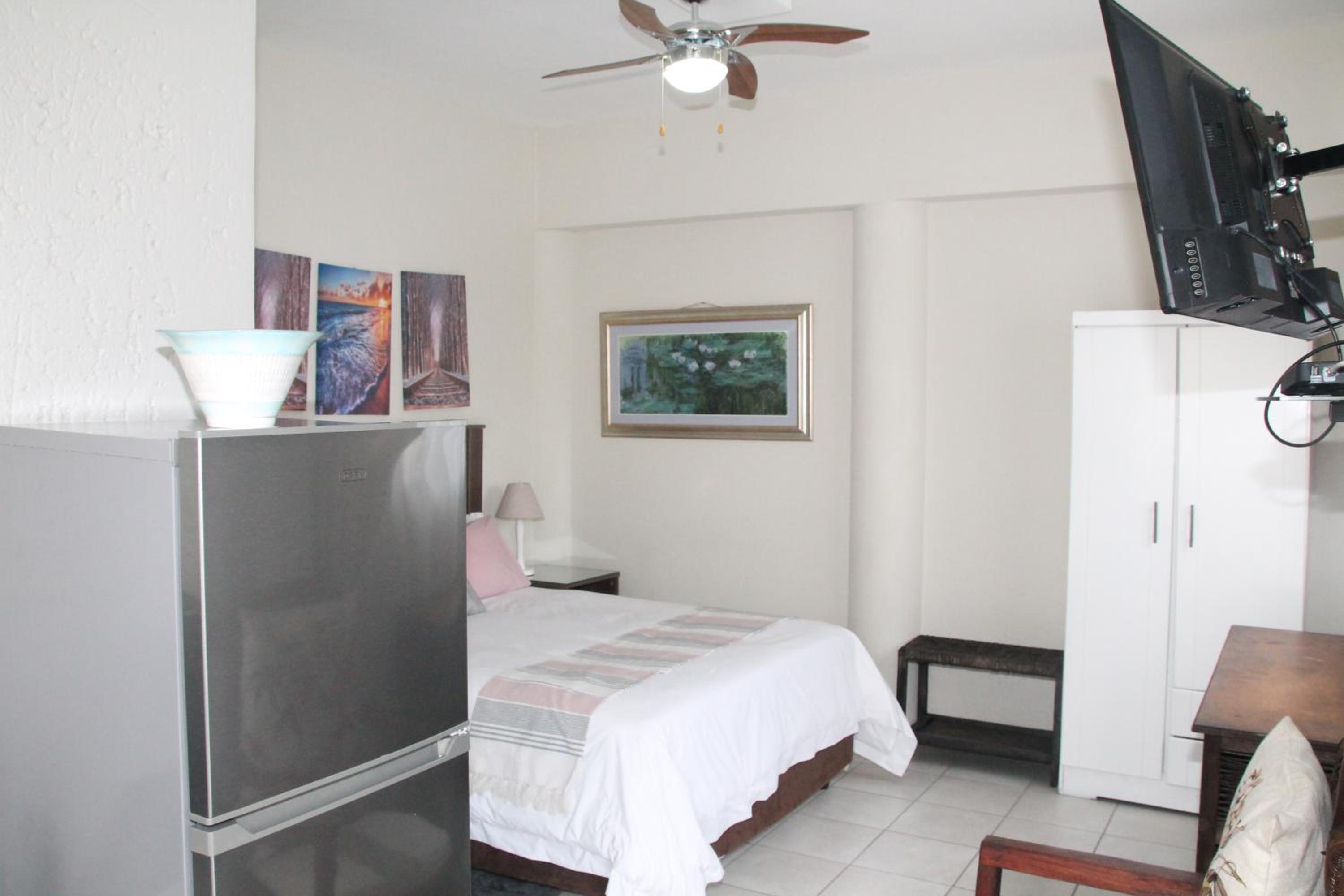 Queen Room with Pool View - Photo 4