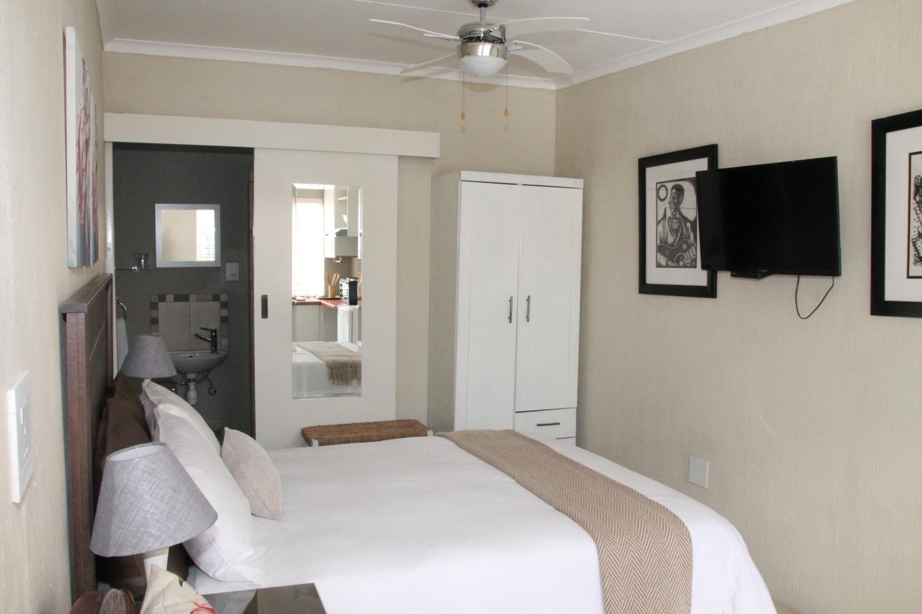 Standard Double Room - Photo 5