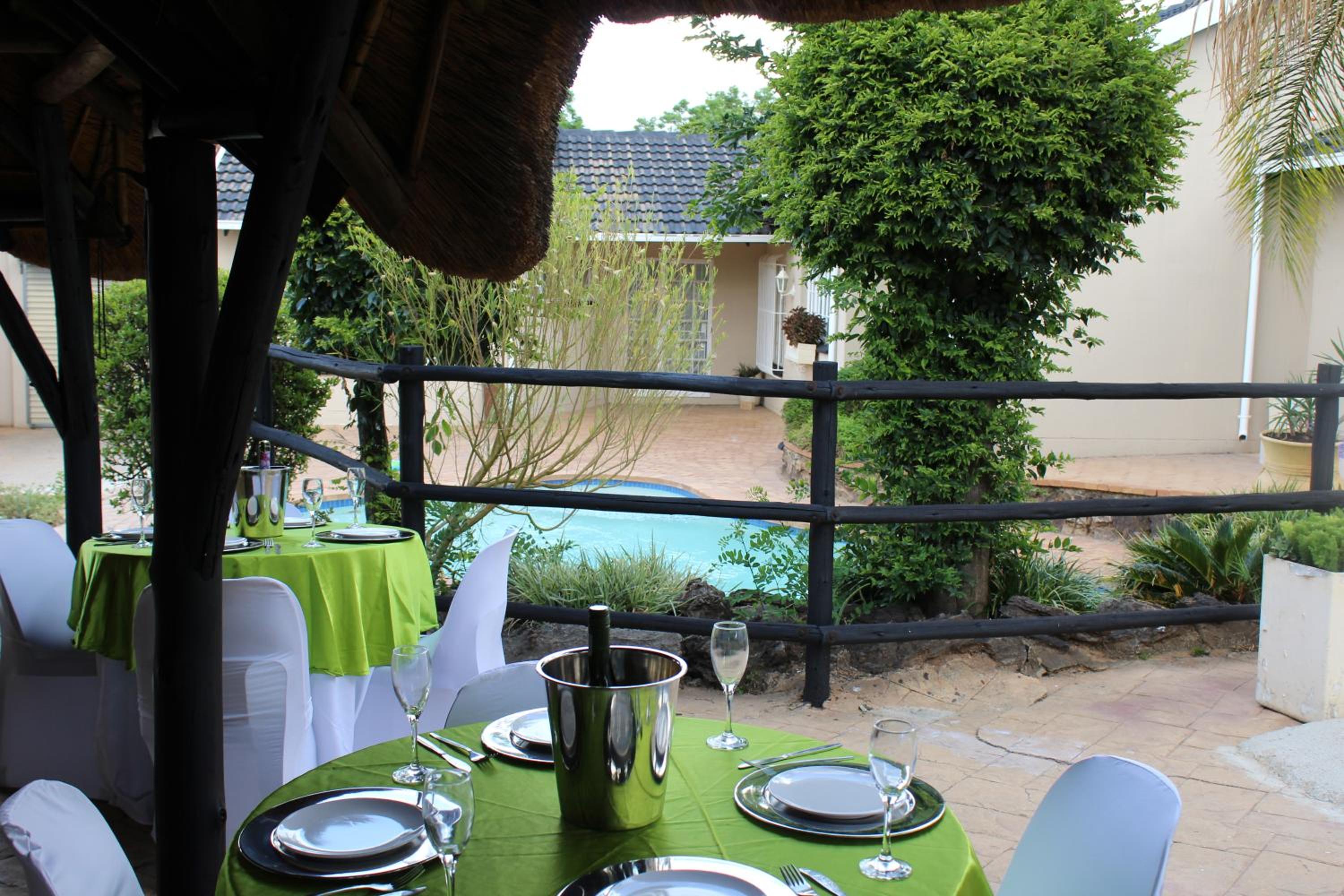Queen Room with Pool View - Photo 9