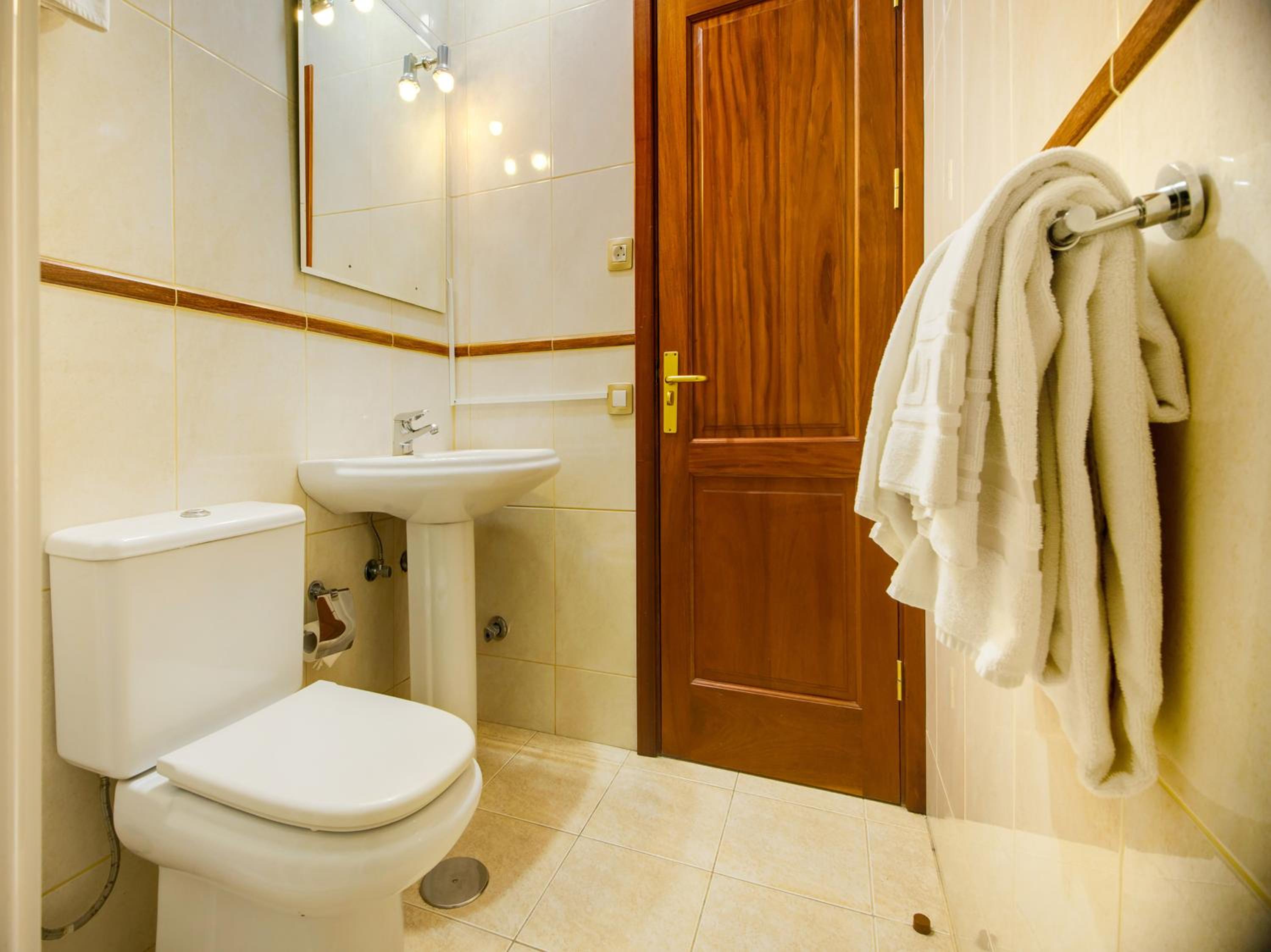 One Bedroom Apartment with Double or Twin Bed and View