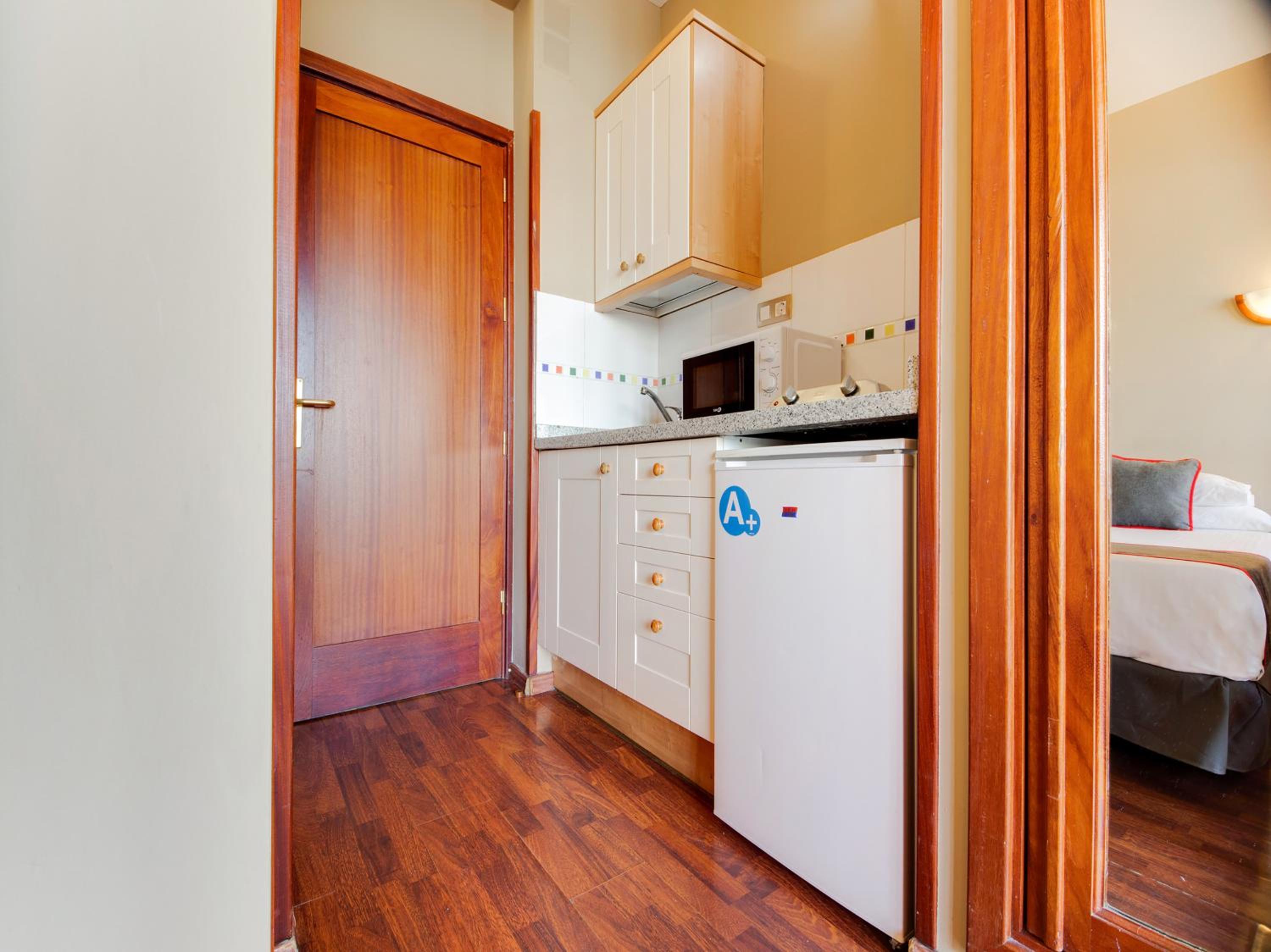 One Bedroom Apartment with Double or Twin Bed and View thumbnail 5