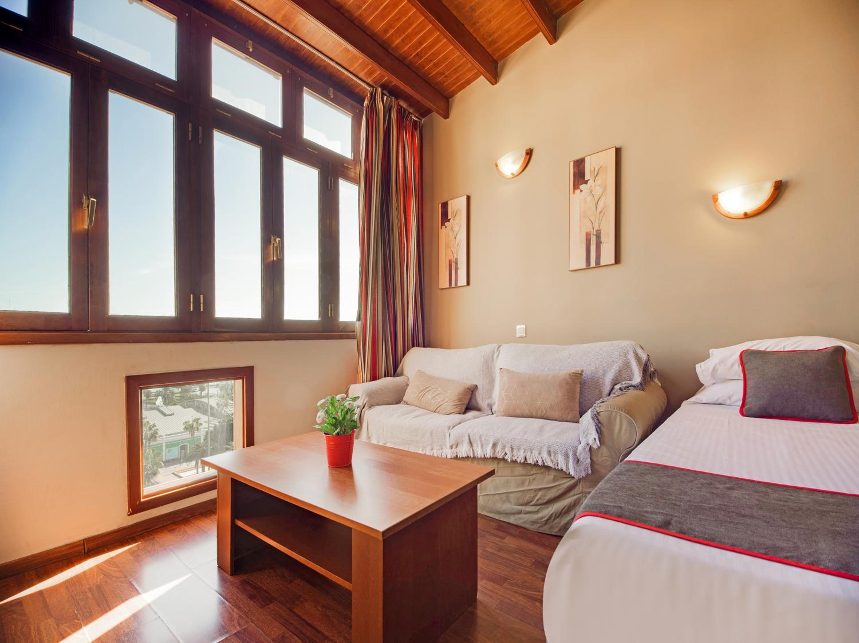 One Bedroom Apartment with Double or Twin Bed and View thumbnail 5