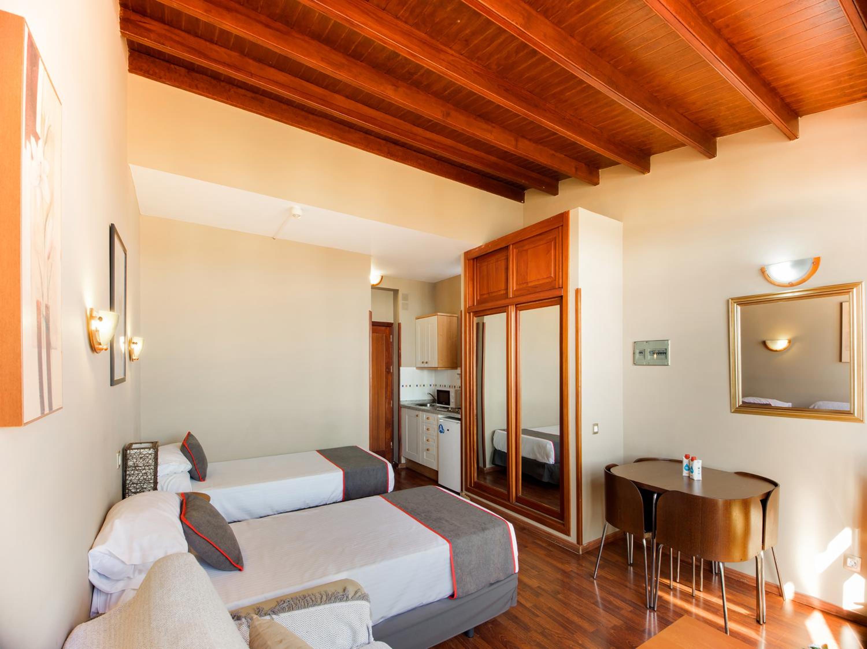 One Bedroom Apartment with Double or Twin Bed and View