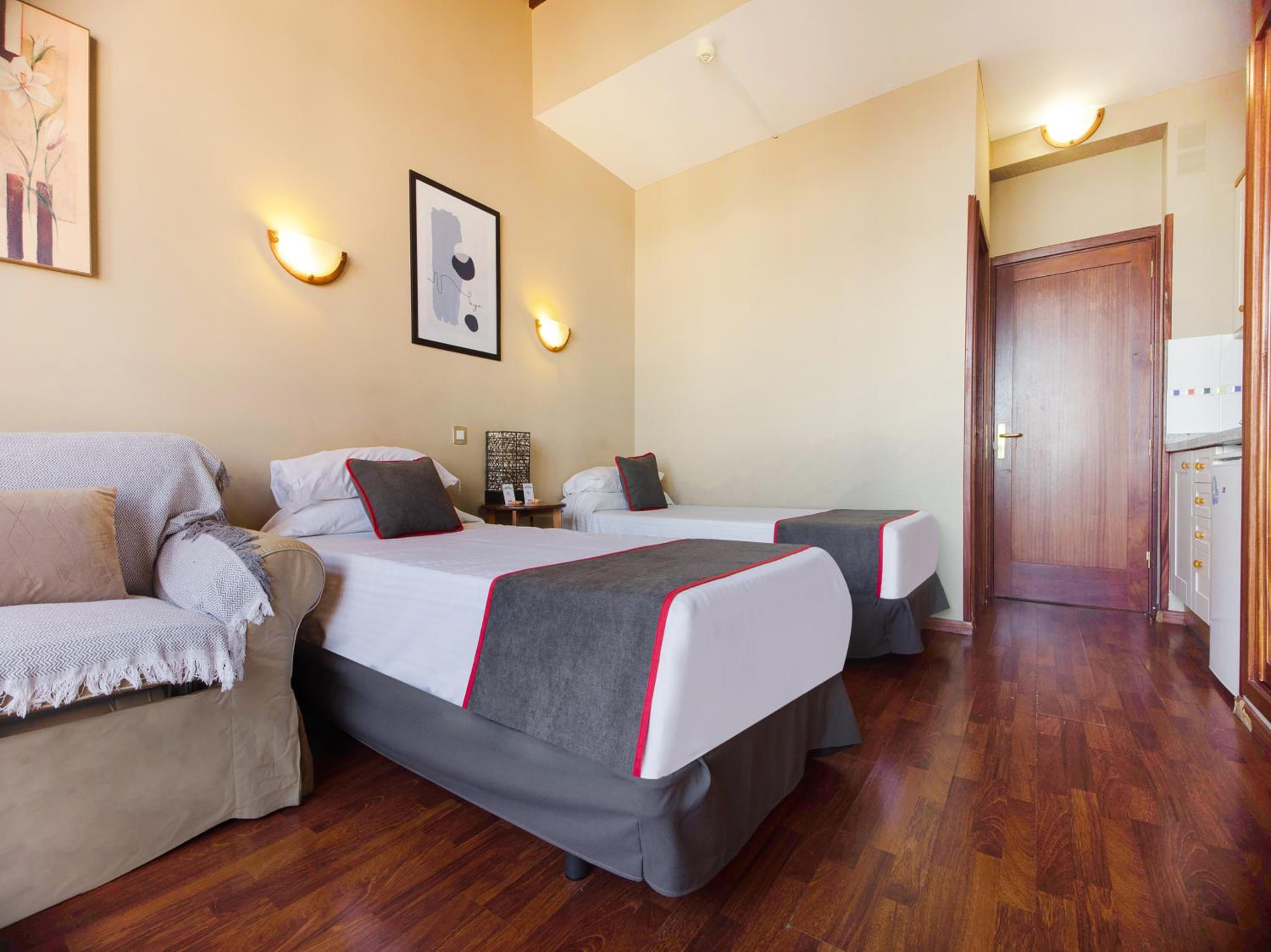 One Bedroom Apartment with Double or Twin Bed and View