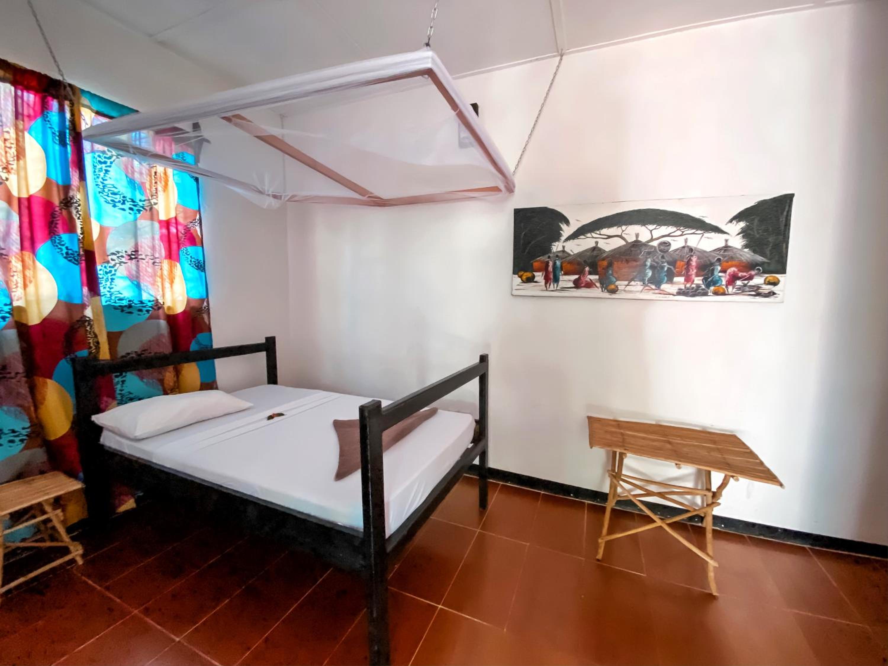 Large Twin Room - Photo 4