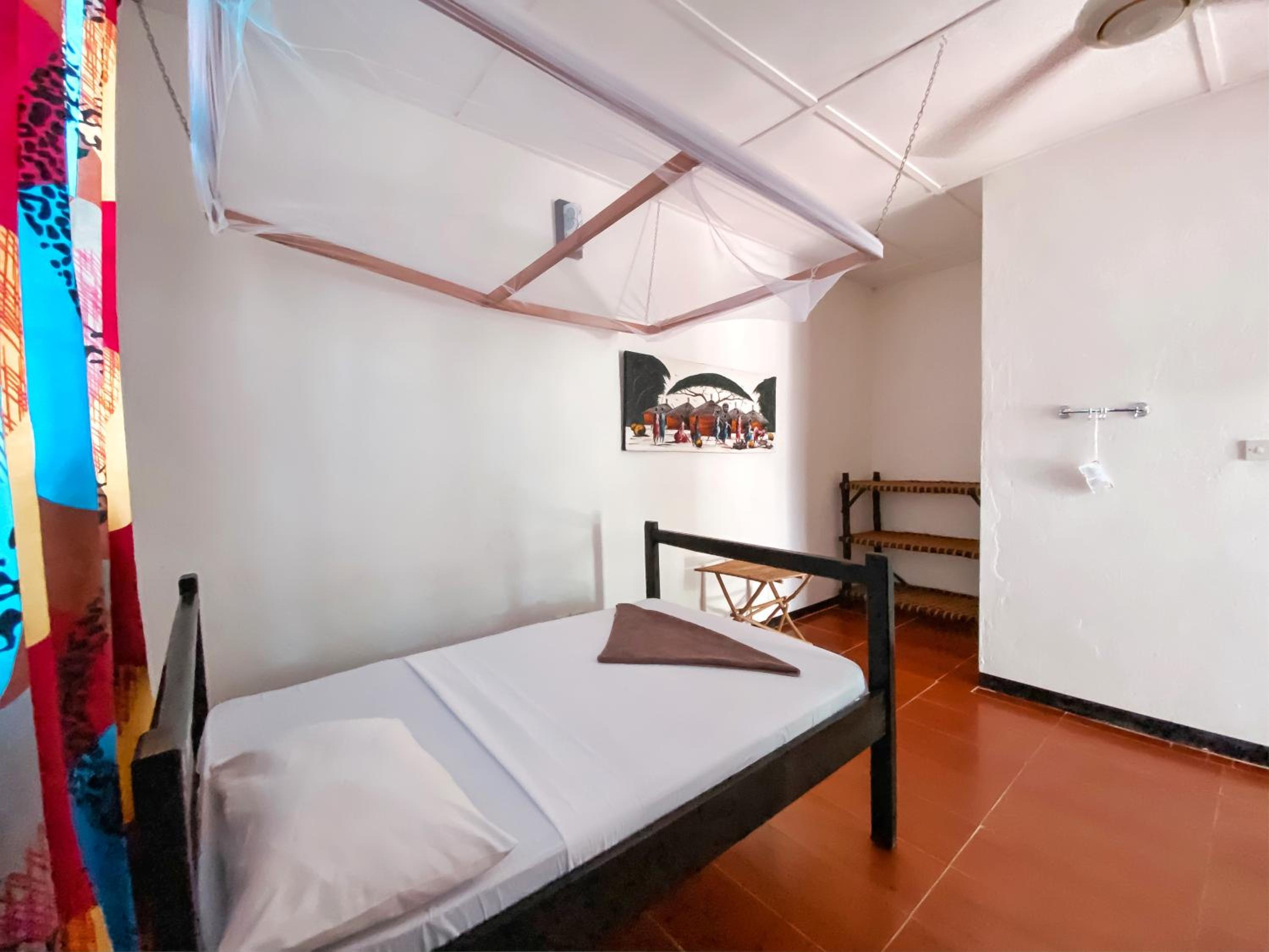 Large Twin Room - Photo 5