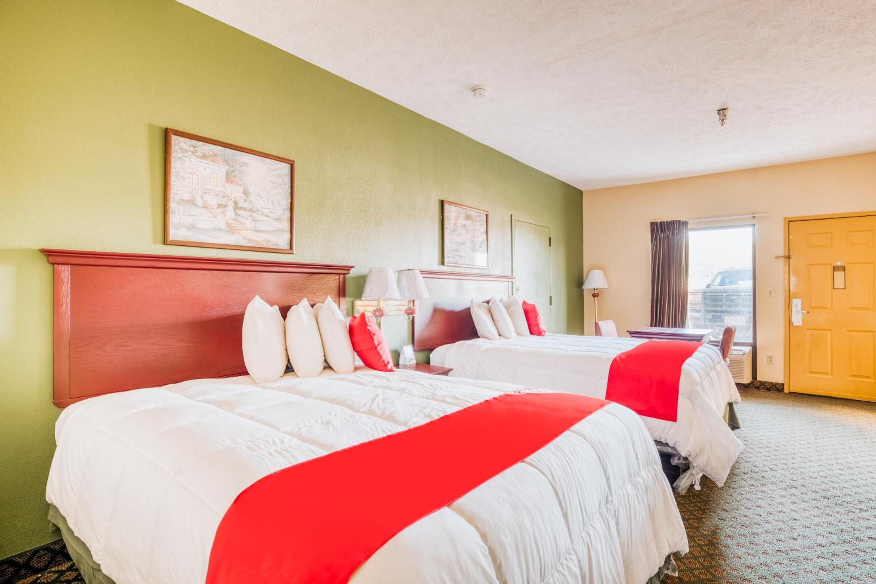 Queen Room with Two Queen Beds - Photo 11