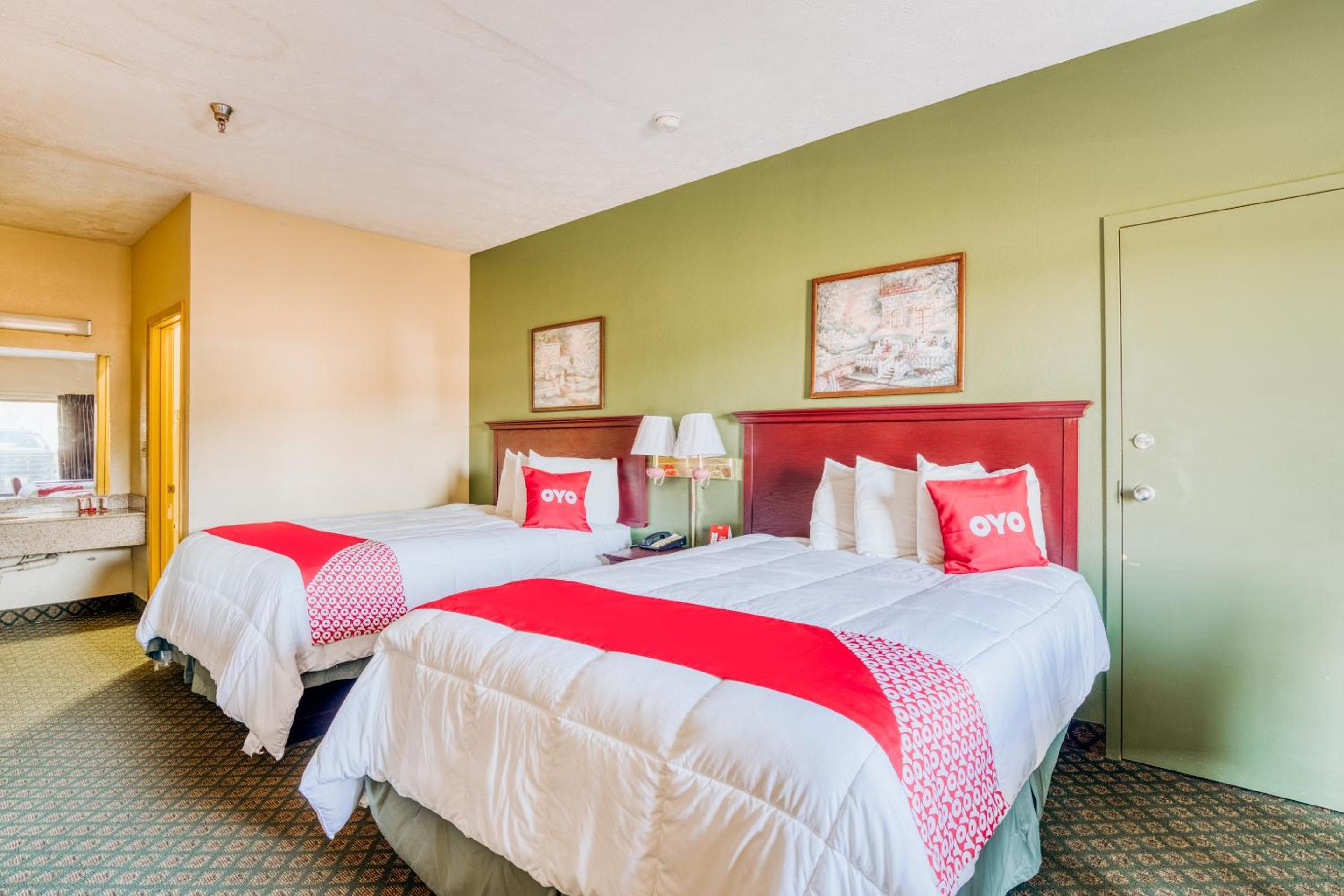 Queen Room with Two Queen Beds - Photo 9