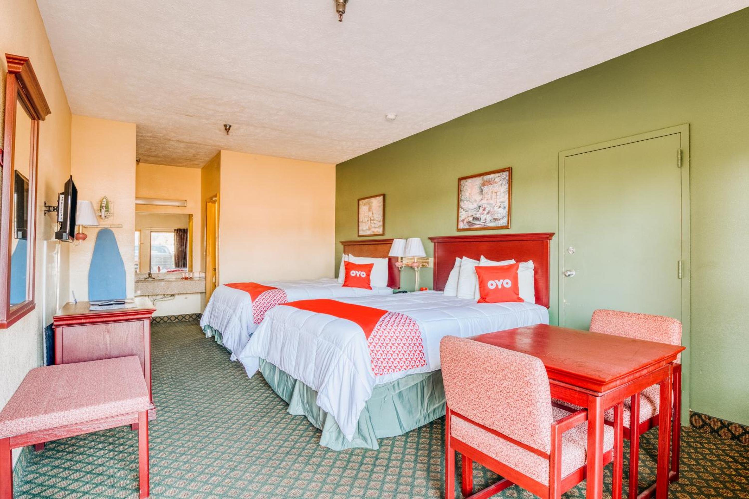 Queen Room with Two Queen Beds - Photo 2