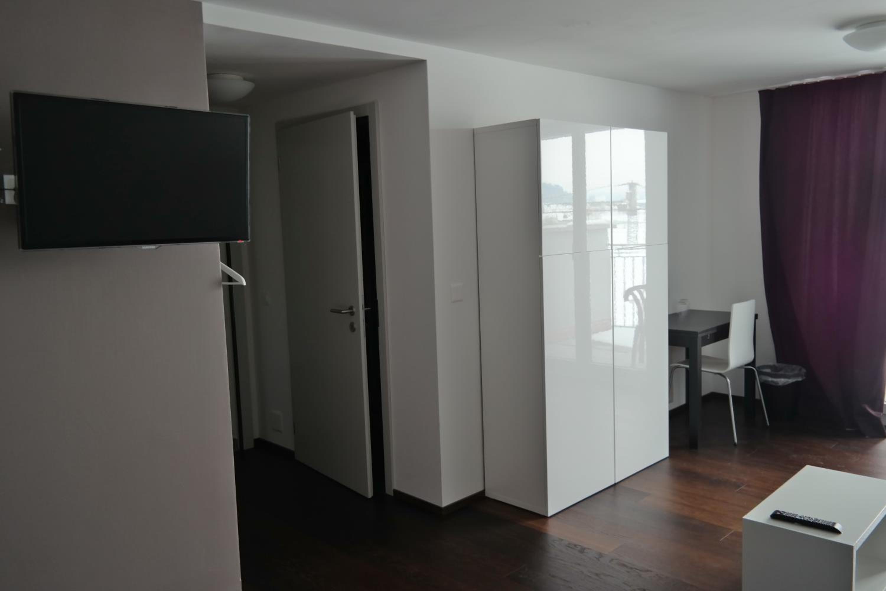 Deluxe Double Room with Balcony - Photo 7