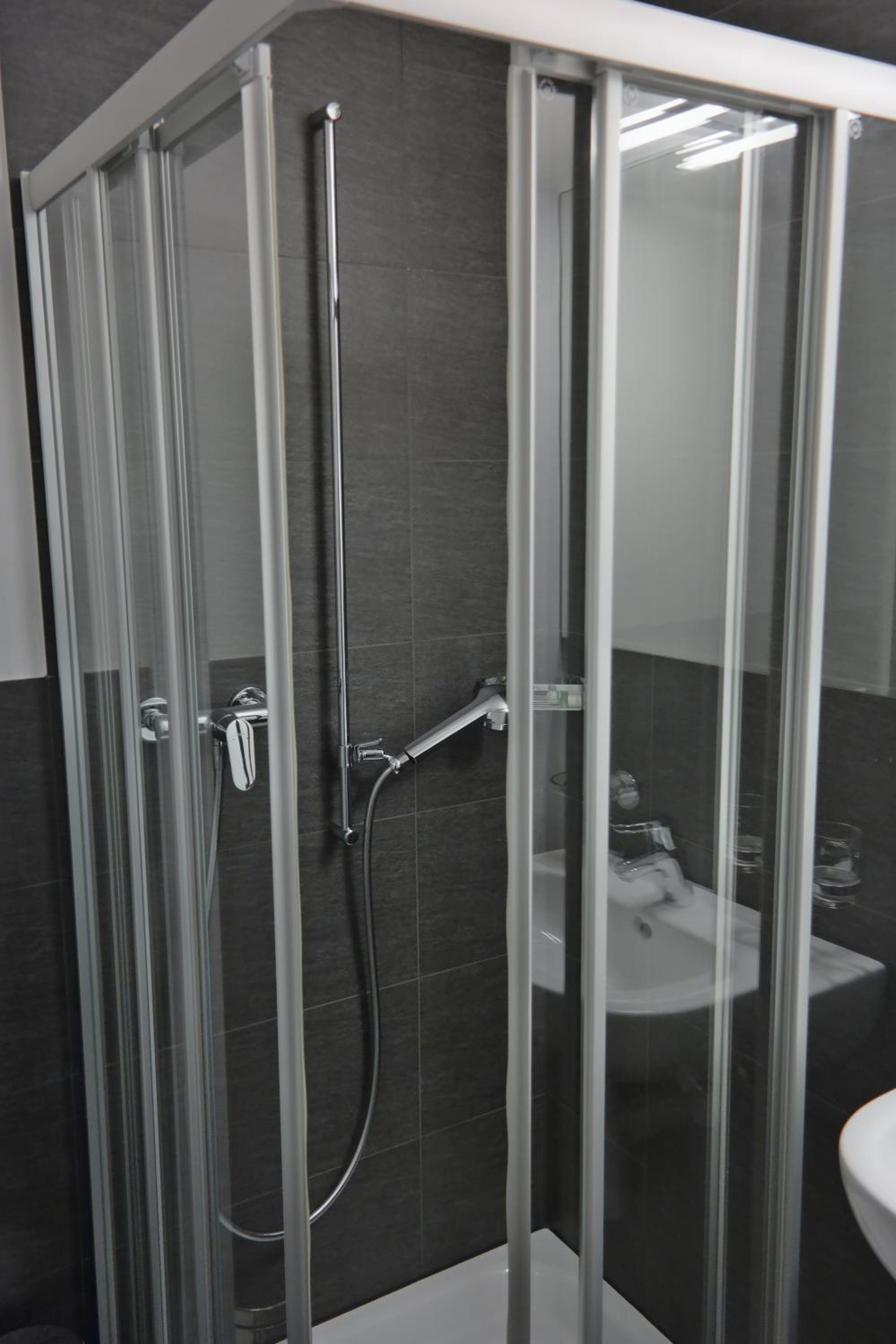 Standard Double Room with Balcony - Photo 3