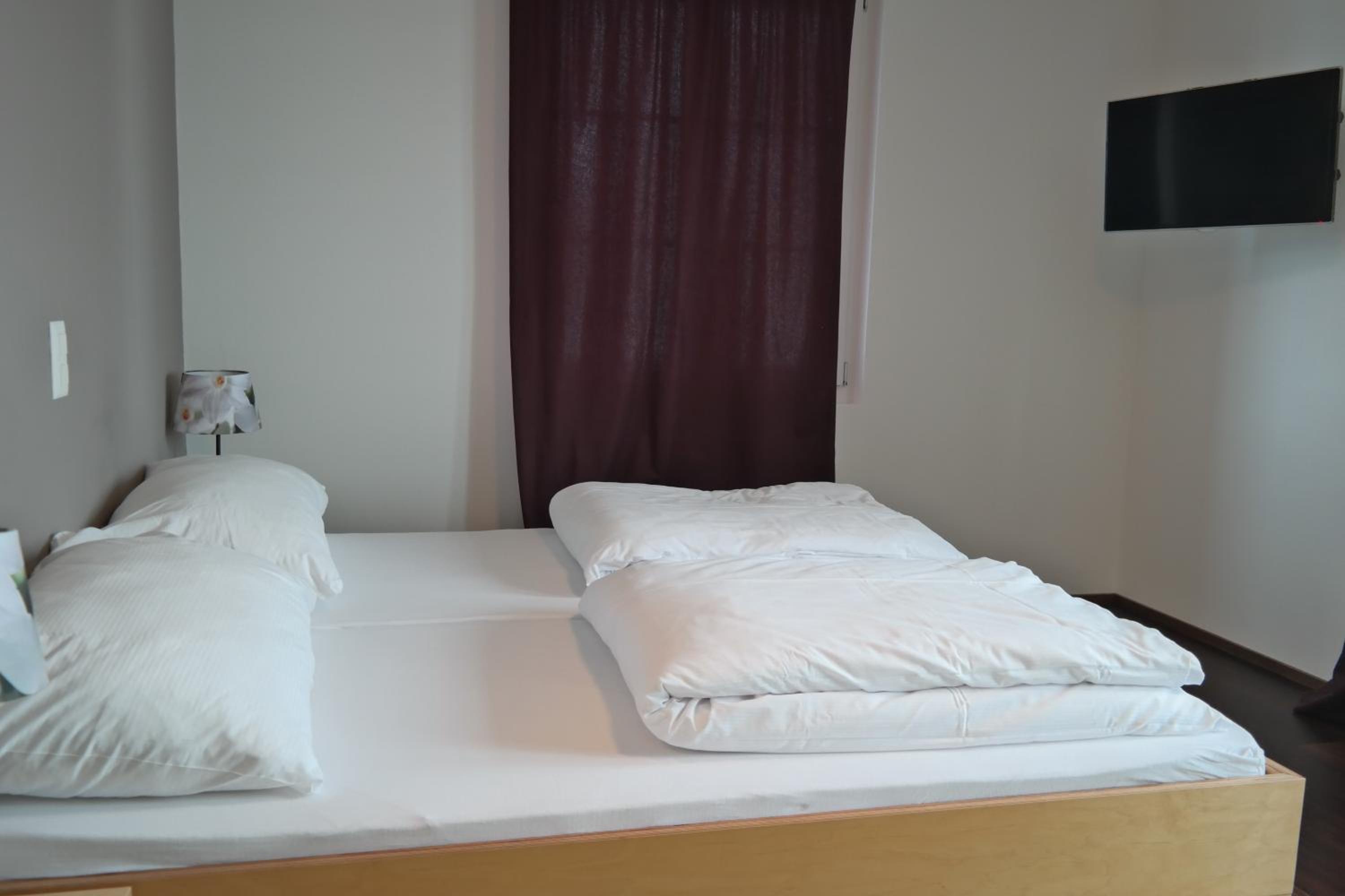 Standard Double Room with Balcony - Photo 8