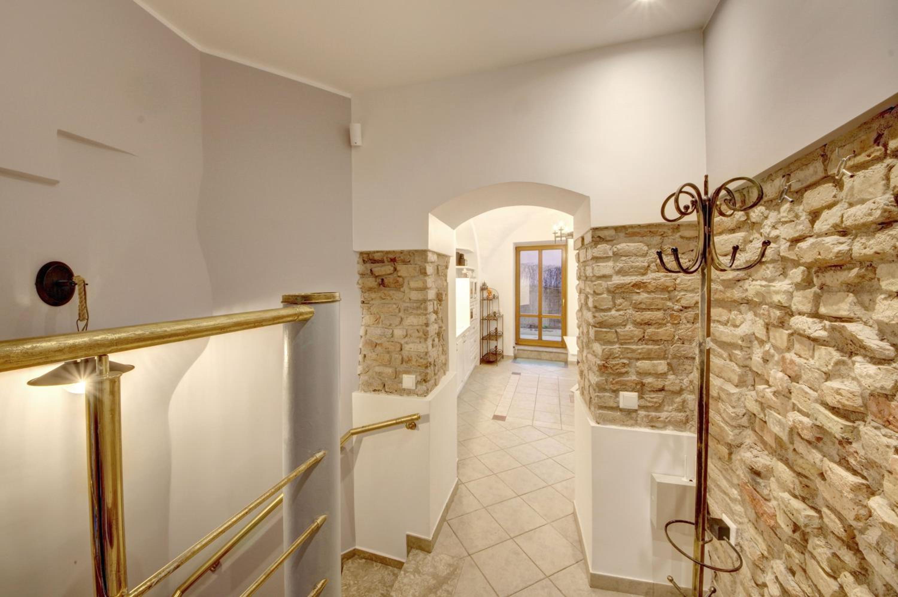 Apartment with Terrace - Photo 5