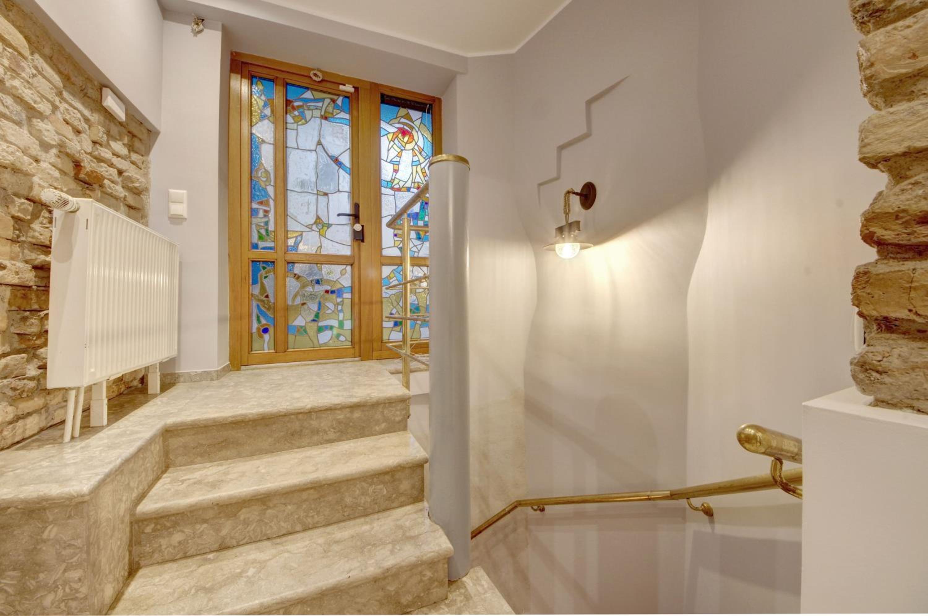 Apartment with Terrace - Photo 9