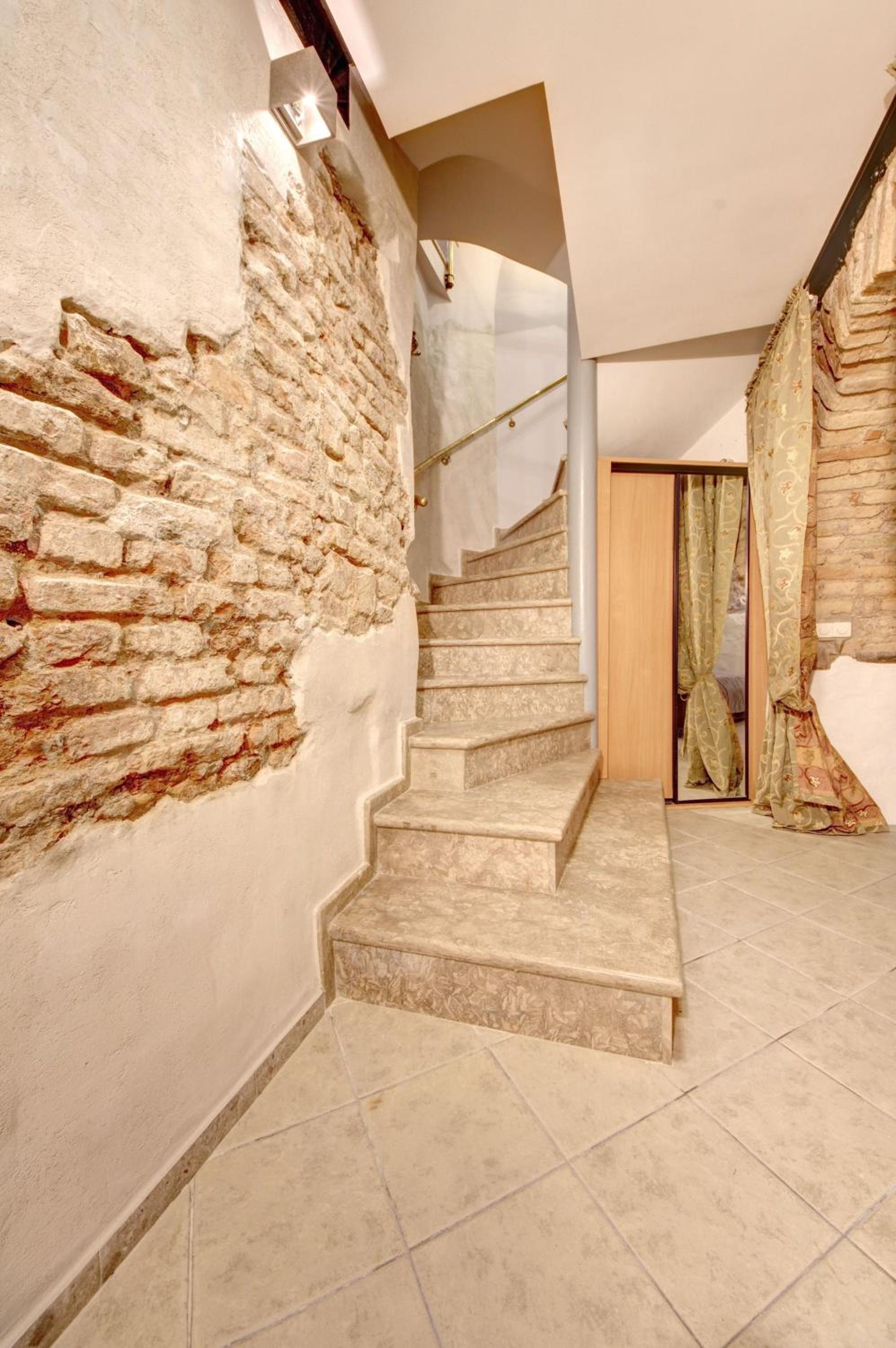 Apartment with Terrace - Photo 18