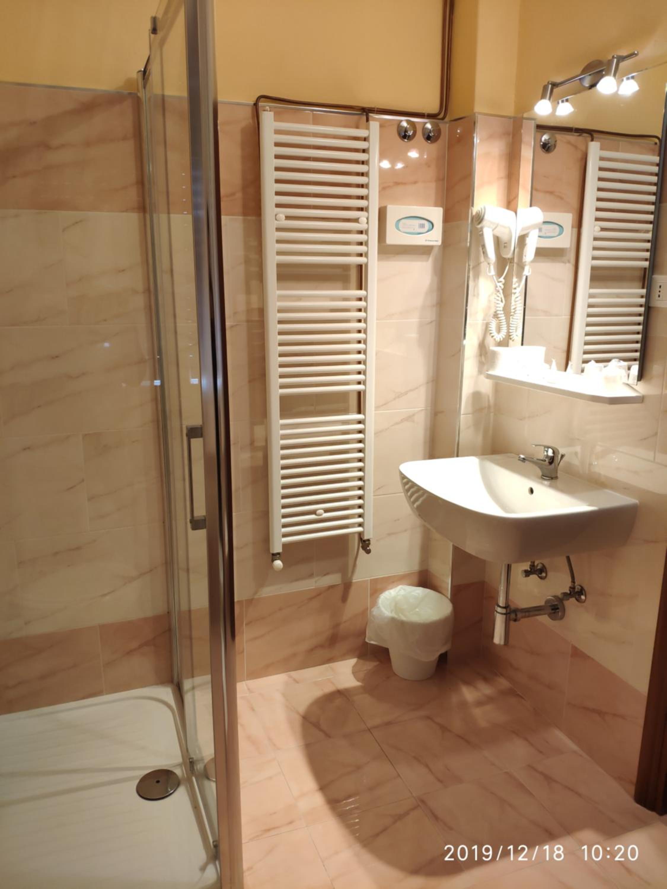 Double or Twin Room - Photo 5